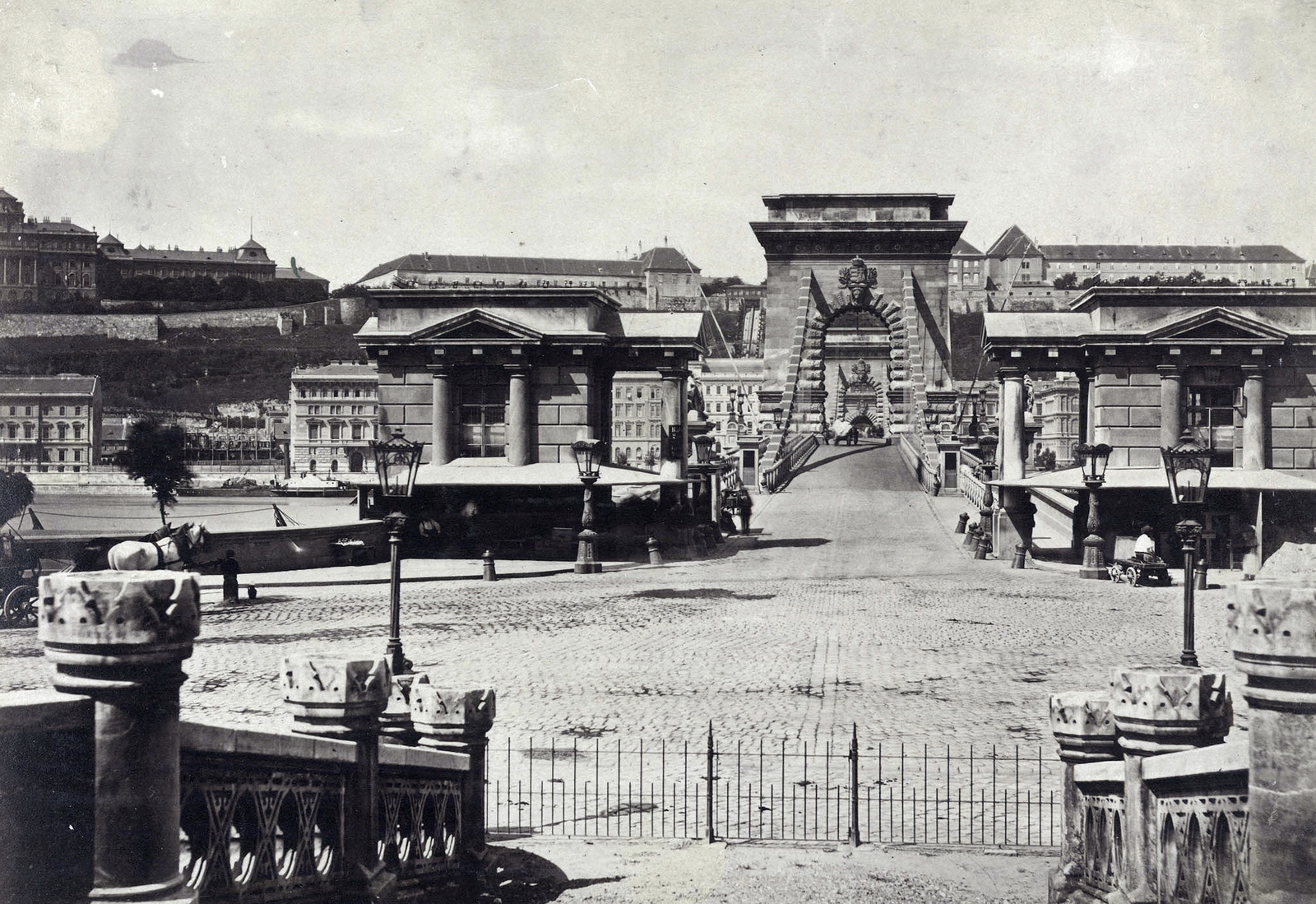 Magyarország, Budapest V., Széchenyi István (Ferenc József) tér, a Széchenyi Lánchíd és a budai Vár a koronázási dombról nézve. A felvétel 1873 körül készült. A kép forrását kérjük így adja meg: Fortepan / Budapest Főváros Levéltára. Levéltári jelzet: HU.BFL.XV.19.d.1.05.066, 1900, Budapest Főváros Levéltára / Klösz György fényképei, Klösz György, Budapest, függőhíd, William Tierney Clark-terv, Fortepan #82121