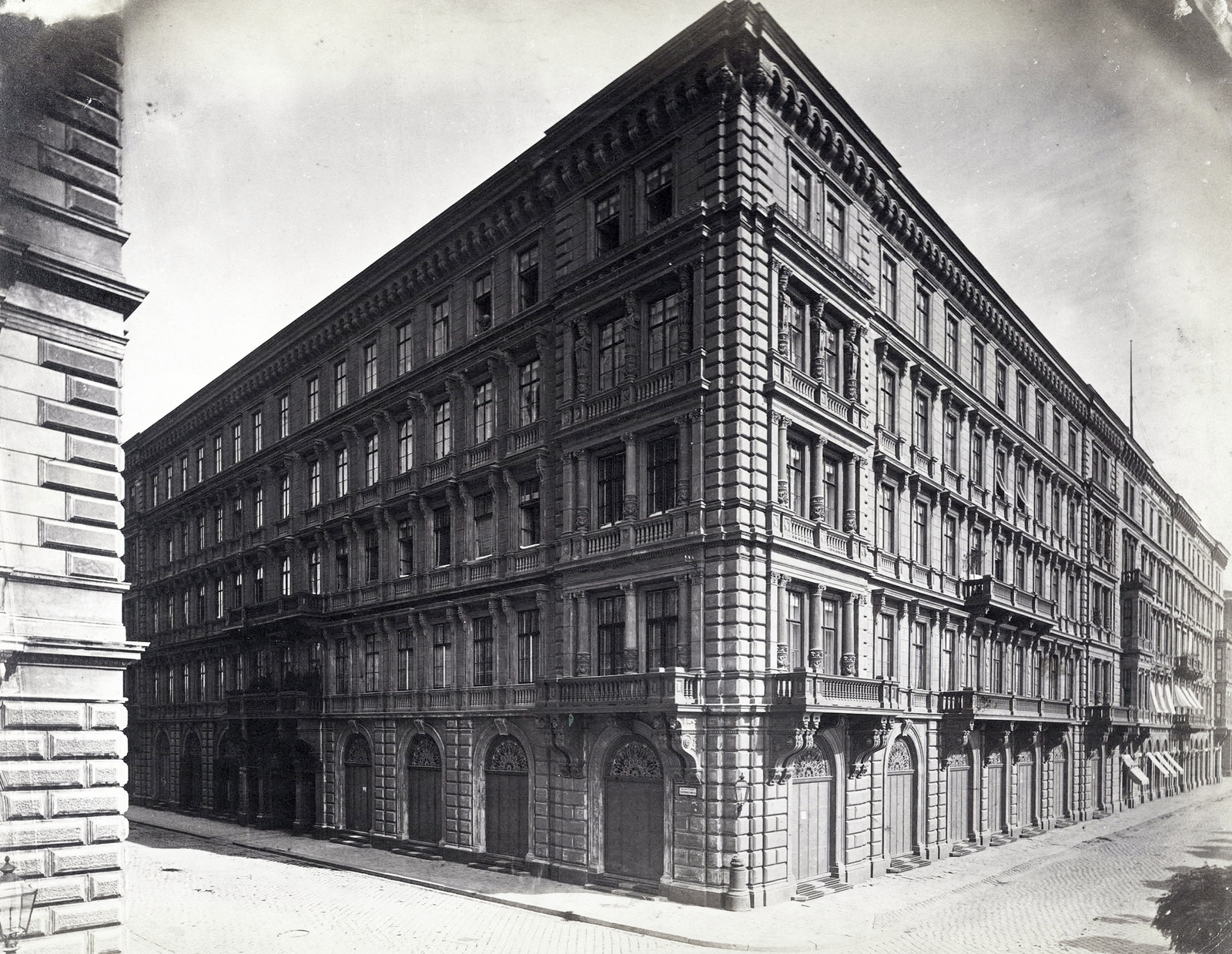 Magyarország, Budapest V., Széchenyi (Rudolf) rakpart, balra a Széchenyi utca. Ganz Ábrahám háza (elpusztult). A felvétel 1880-1889 között készült. A kép forrását kérjük így adja meg: Fortepan / Budapest Főváros Levéltára. Levéltári jelzet: HU.BFL.XV.19.d.1.05.068, 1900, Budapest Főváros Levéltára / Klösz György fényképei, Klösz György, Budapest, Fortepan #82123