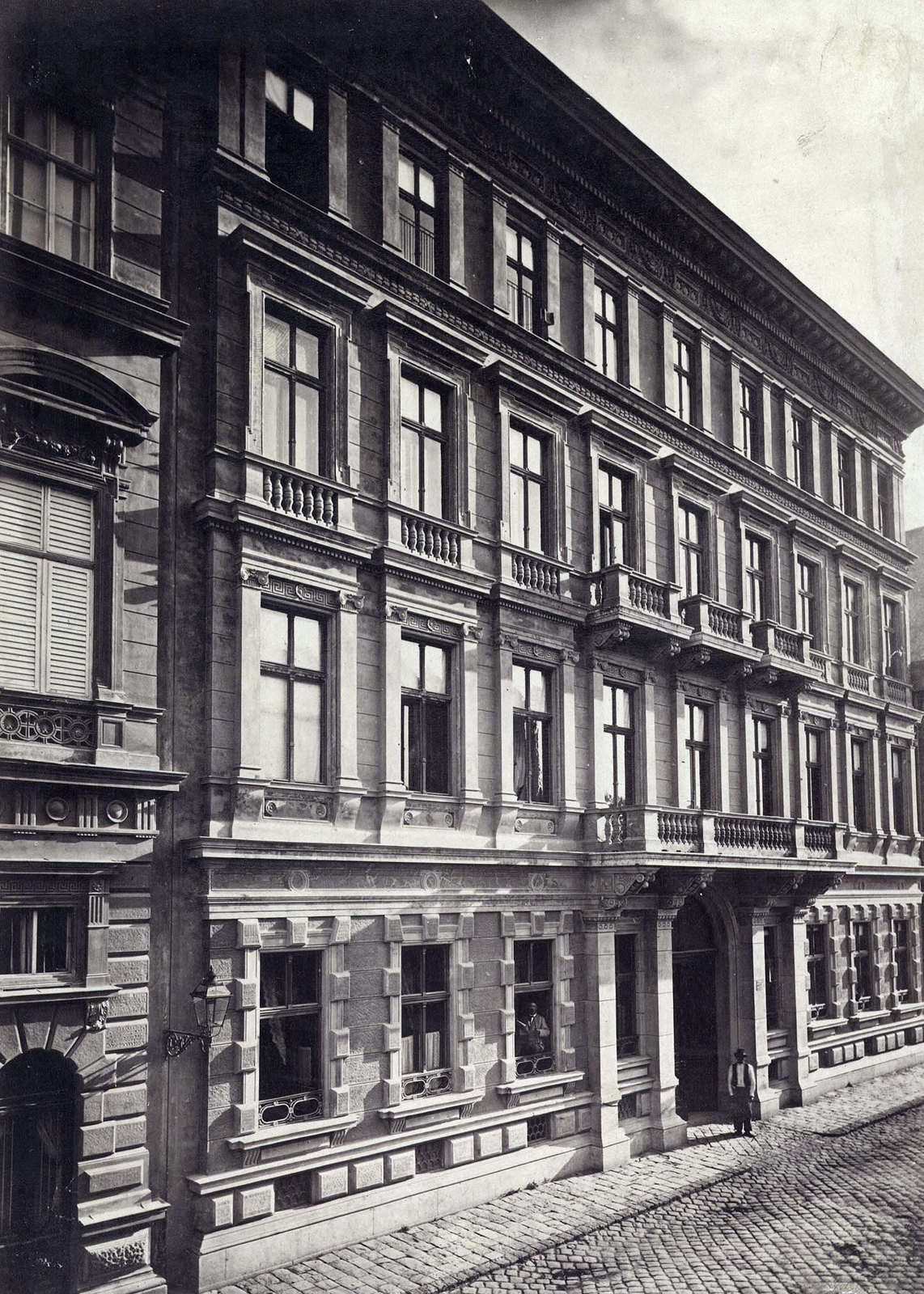 Magyarország, Budapest VIII., Múzeum utca 9., Bókay János gyermekgyógyász, egyetemi tanár lakóháza. A felvétel 1872 körül készült. A kép forrását kérjük így adja meg: Fortepan / Budapest Főváros Levéltára. Levéltári jelzet: HU.BFL.XV.19.d.1.05.072, 1900, Budapest Főváros Levéltára / Klösz György fényképei, Klösz György, Ybl Miklós-terv, Budapest, Fortepan #82127