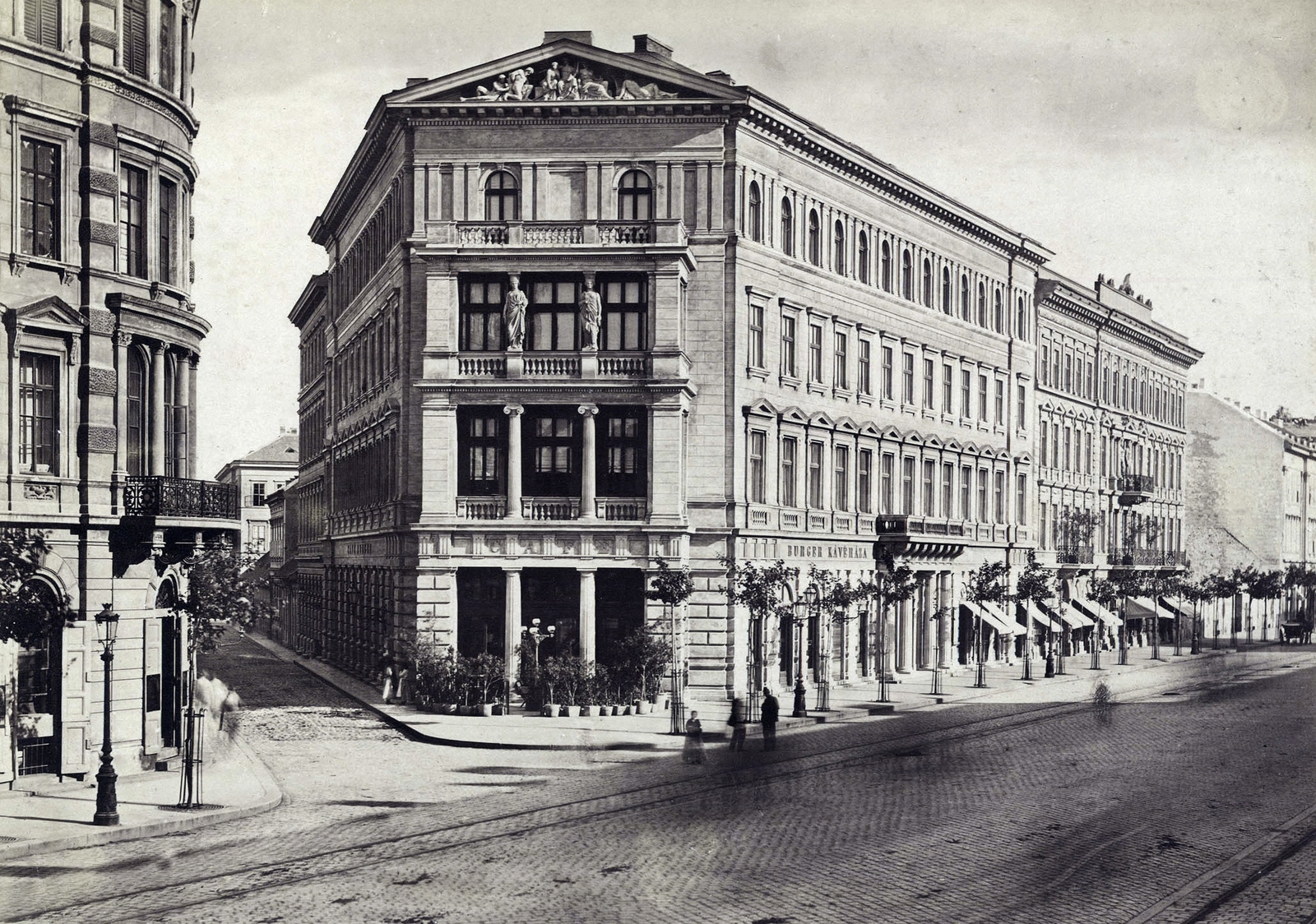 Magyarország, Budapest VI., Bajcsy-Zsilinszky út (Váci körút), Placht-ház a Hajós utca sarkán. A felvétel 1877 körül készült. A kép forrását kérjük így adja meg: Fortepan / Budapest Főváros Levéltára. Levéltári jelzet: HU.BFL.XV.19.d.1.05.074, 1900, Budapest Főváros Levéltára / Klösz György fényképei, Klösz György, Budapest, Fortepan #82129