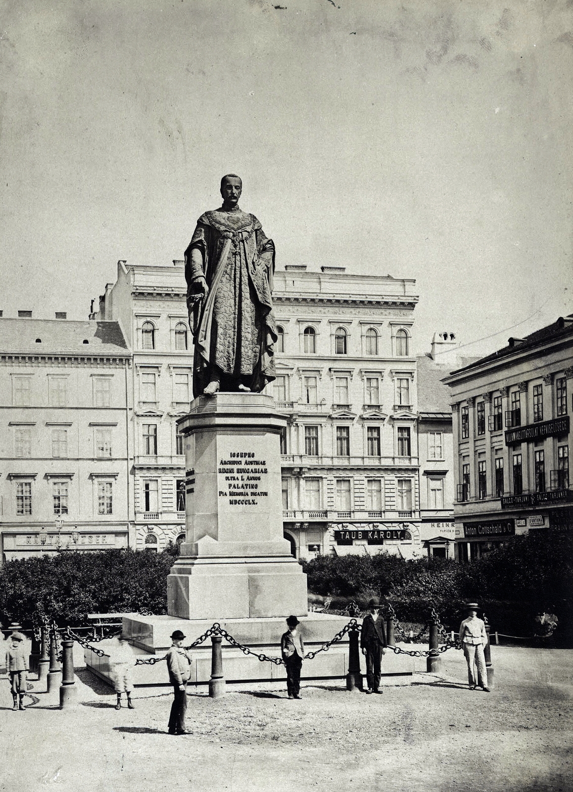 Magyarország, Budapest V., József nádor (József) tér, József nádor szobra (Johann Halbig, 1869.). A felvétel 1883 körül készült. A kép forrását kérjük így adja meg: Fortepan / Budapest Főváros Levéltára. Levéltári jelzet: HU.BFL.XV.19.d.1.05.077, 1900, Budapest Főváros Levéltára / Klösz György fényképei, Klösz György, szobor, Budapest, Habsburg József-ábrázolás, Fortepan #82132