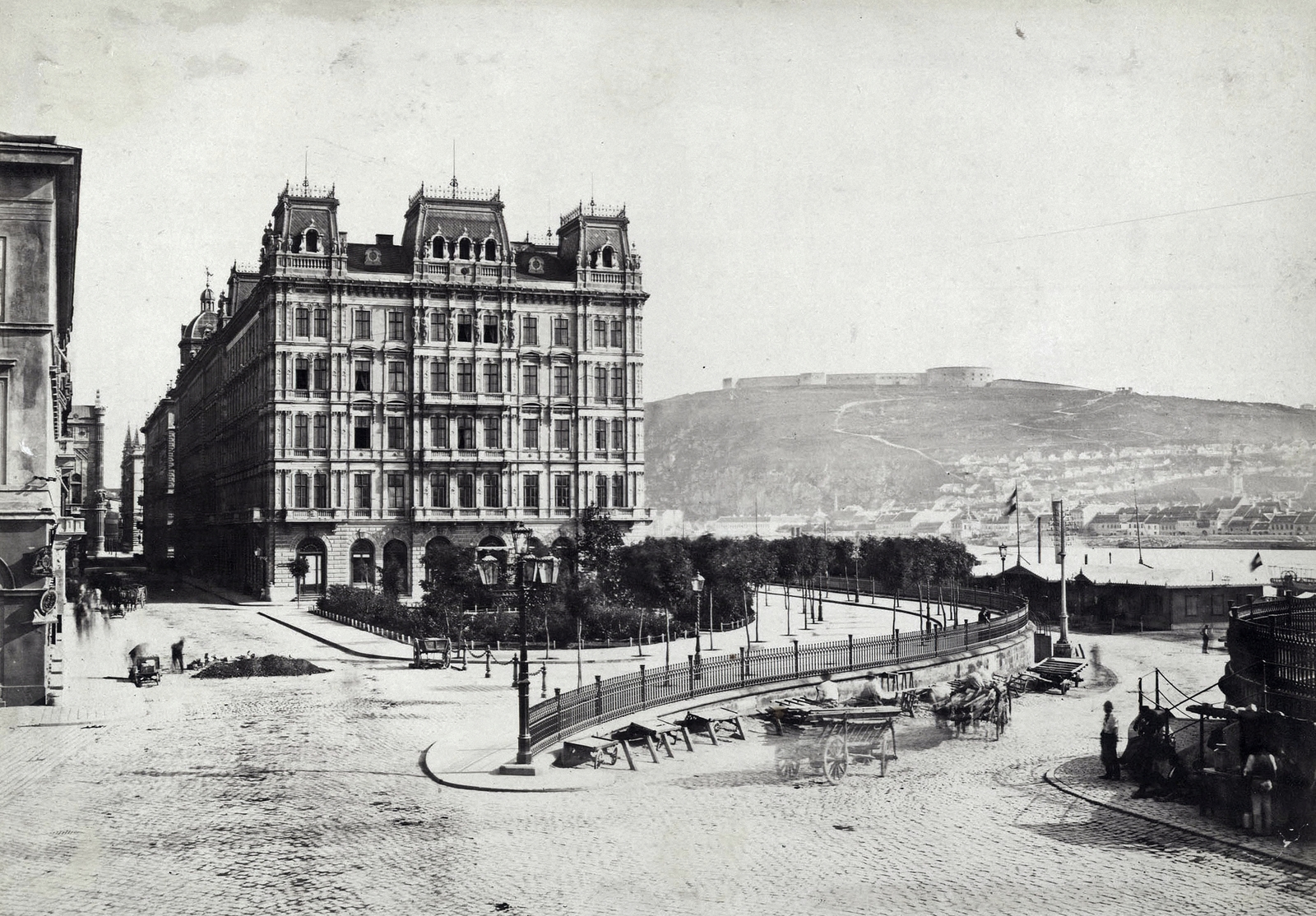 Hungary, Budapest V., Eötvös tér a Széchenyi István (Ferenc József) tér felől nézve, szemben a Stein-ház. A felvétel 1875 körül készült. A kép forrását kérjük így adja meg: Fortepan / Budapest Főváros Levéltára. Levéltári jelzet: HU.BFL.XV.19.d.1.05.078, 1900, Budapest Főváros Levéltára / Klösz György fényképei, Klösz György, Budapest, chariot, railing, Best of, Fortepan #82133