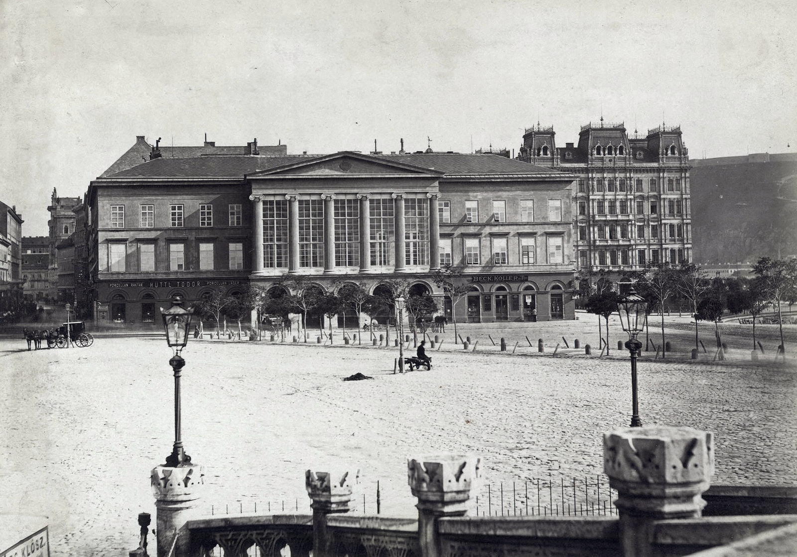 Magyarország, Budapest V., Széchenyi István (Ferenc József) tér a koronázási dombról nézve, szemben a Lloyd palota. A felvétel 1873-1879 között készült. A kép forrását kérjük így adja meg: Fortepan / Budapest Főváros Levéltára. Levéltári jelzet: HU.BFL.XV.19.d.1.05.080, 1900, Budapest Főváros Levéltára / Klösz György fényképei, Klösz György, palota, klasszicizmus, Hild József-terv, Budapest, Fortepan #82135