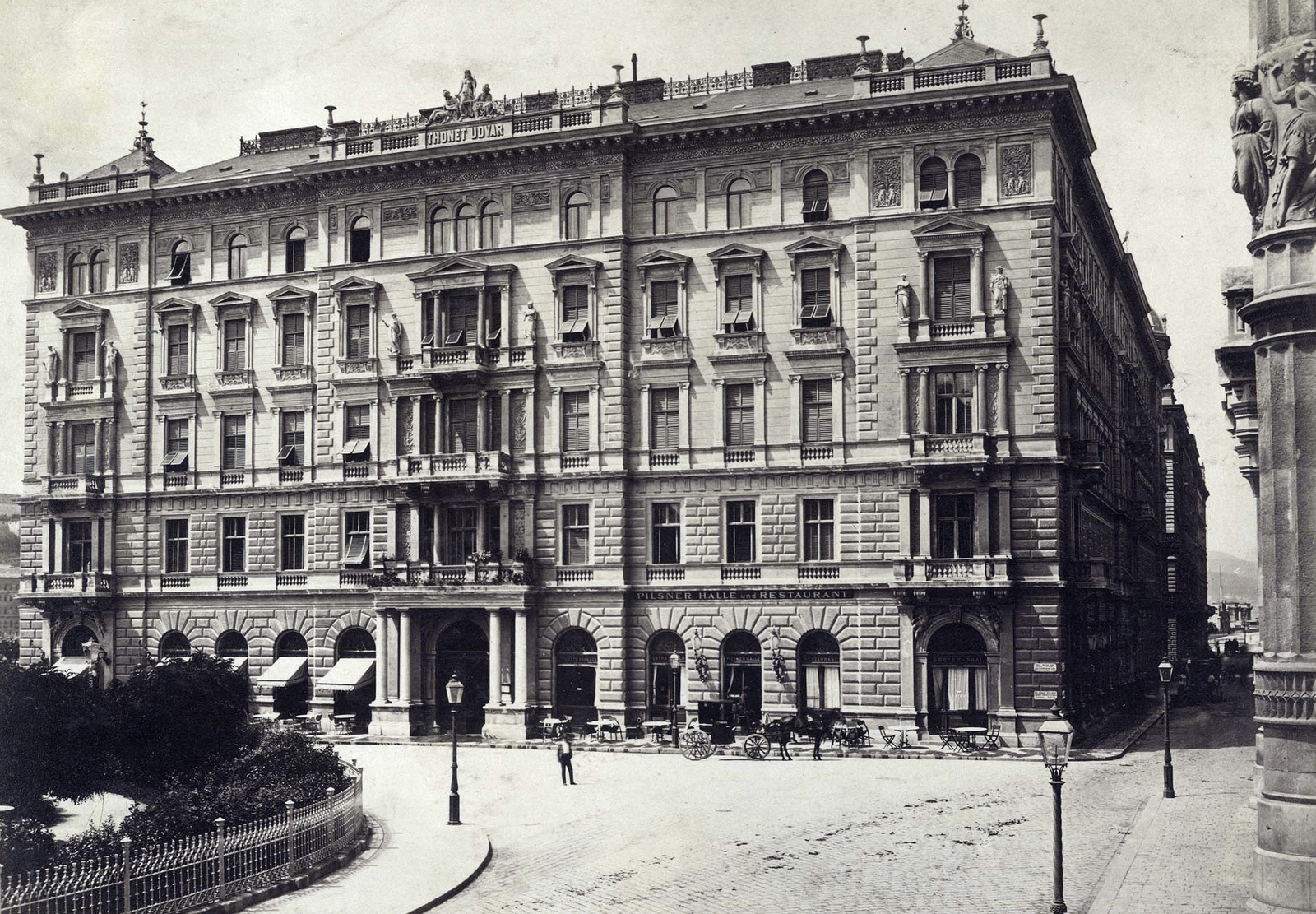 Magyarország, Budapest V., Vigadó tér, Thonet-udvar a Vigadó felől nézve. A felvétel 1877 körül készült. A kép forrását kérjük így adja meg: Fortepan / Budapest Főváros Levéltára. Levéltári jelzet: HU.BFL.XV.19.d.1.05.082, 1900, Budapest Főváros Levéltára / Klösz György fényképei, Klösz György, Budapest, Fortepan #82137