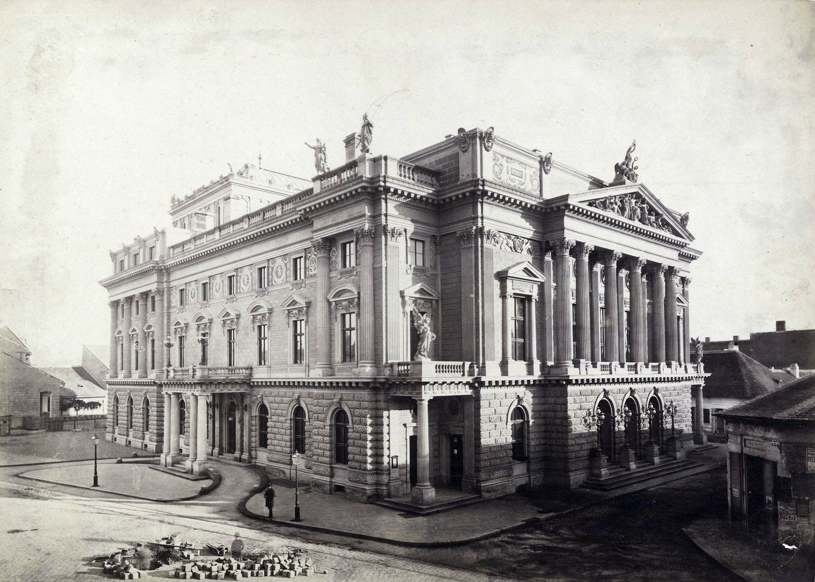 Magyarország, Budapest VIII., Népszínház (a későbbi Nemzeti Színház) a mai Blaha Lujza téren a Rákóczi (Kerepesi) út felől nézve. A felvétel 1875 körül készült. A kép forrását kérjük így adja meg: Fortepan / Budapest Főváros Levéltára. Levéltári jelzet: HU.BFL.XV.19.d.1.05.103, 1900, Budapest Főváros Levéltára / Klösz György fényképei, Klösz György, Fellner és Helmer-terv, eklektikus építészet, Budapest, Best of, Fortepan #82158