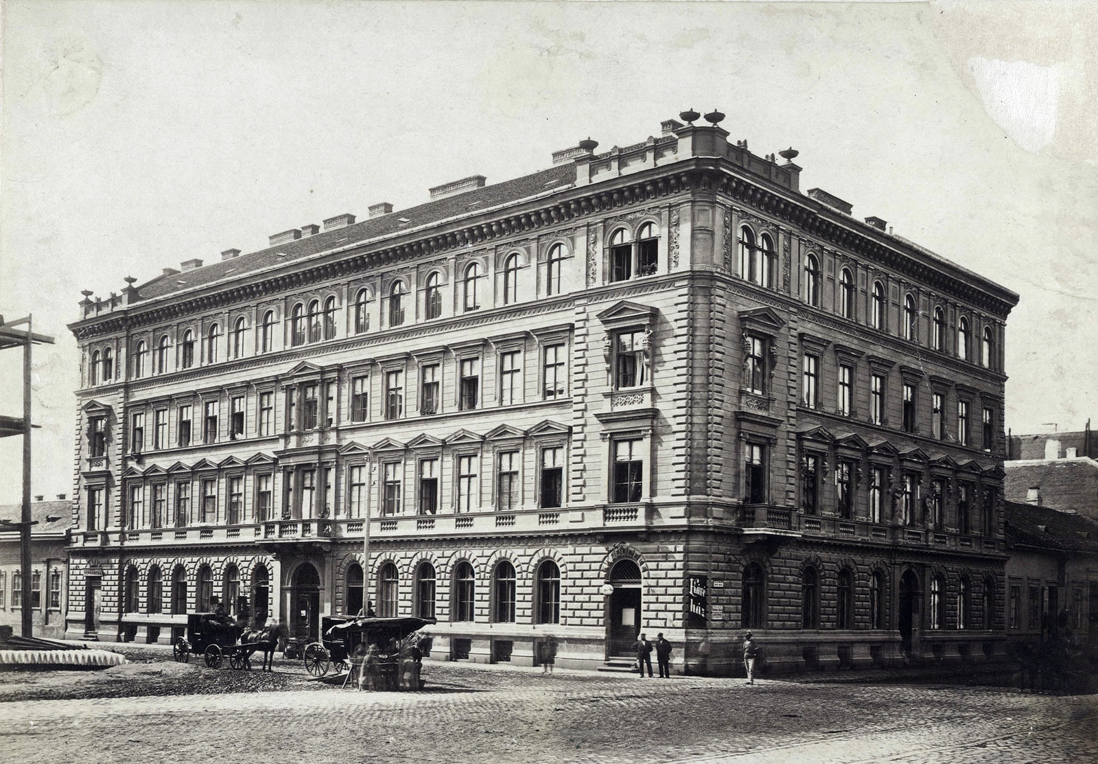 Hungary, Budapest VII., Lövölde tér 7., Fischer-ház a Király utca sarkán. A felvétel 1876 körül készült. A kép forrását kérjük így adja meg: Fortepan / Budapest Főváros Levéltára. Levéltári jelzet: HU.BFL.XV.19.d.1.05.110, 1900, Budapest Főváros Levéltára / Klösz György fényképei, Klösz György, Budapest, Fortepan #82165