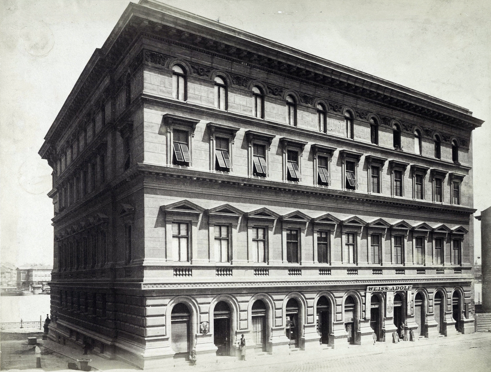 Hungary, Budapest I., Lipthay Béla báró palotájának Lánchíd utcai homlokzata (lebontották), balra a Lánchíd köz (megszűnt). A 1874 körül készült. A kép forrását kérjük így adja meg: Fortepan / Budapest Főváros Levéltára. Levéltári jelzet: HU.BFL.XV.19.d.1.05.118, 1900, Budapest Főváros Levéltára / Klösz György fényképei, Klösz György, Miklós Ybl-design, Budapest, Fortepan #82173