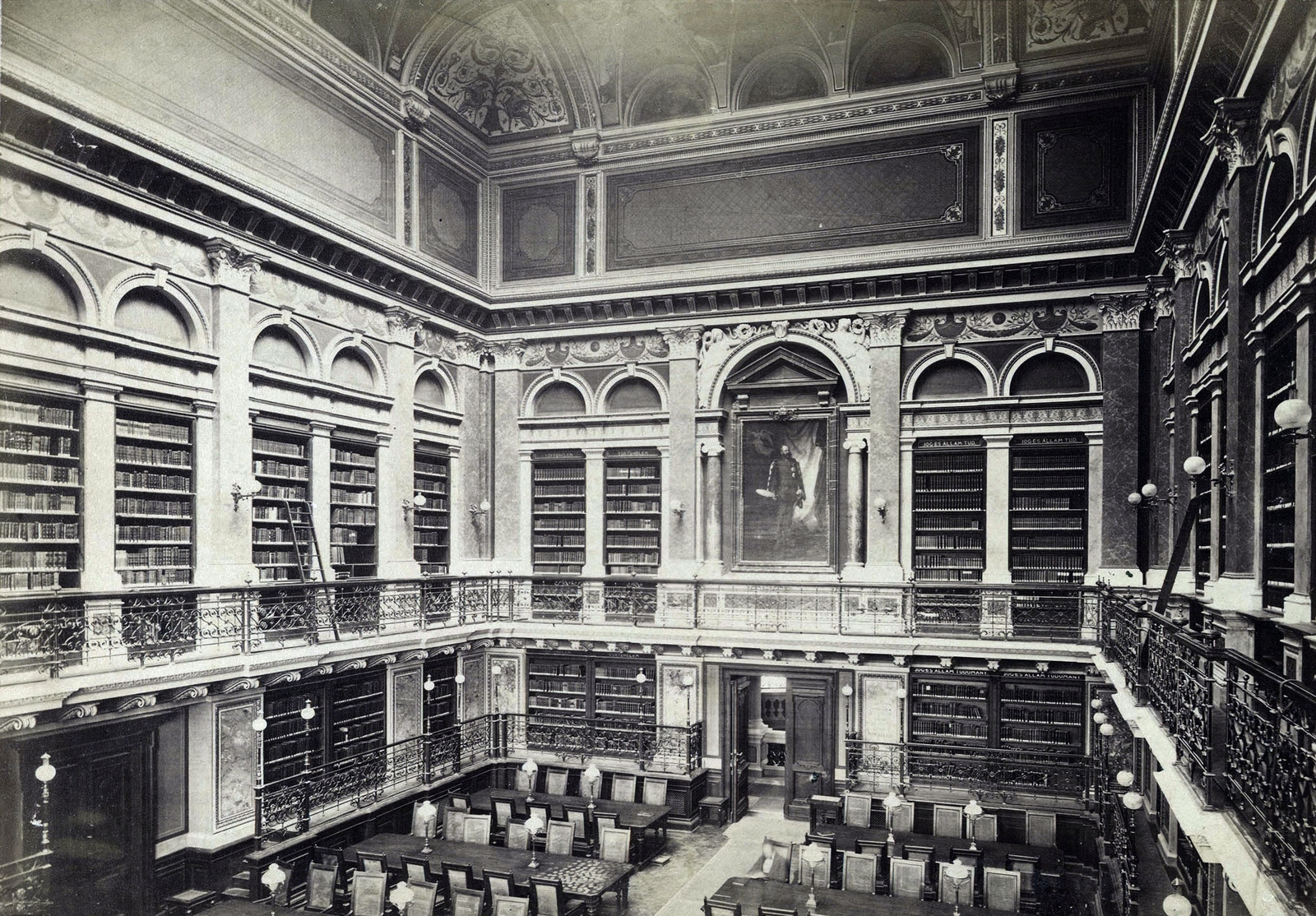 Hungary, Budapest V., Ferenciek tere, Egyetemi Könyvtár, díszterem. A felvétel 1880-1890 között készült. A kép forrását kérjük így adja meg: Fortepan / Budapest Főváros Levéltára. Levéltári jelzet: HU.BFL.XV.19.d.1.05.128, 1900, Budapest Főváros Levéltára / Klösz György fényképei, Klösz György, Budapest, Antal Szkalnitzky-design, Fortepan #82183