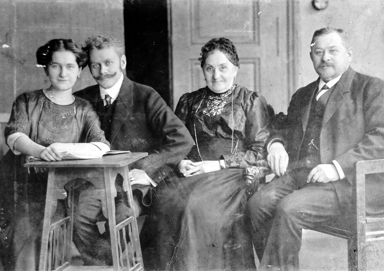 1915, Fortepan, csoportkép, bajusz, újság, derű, Fortepan #8220