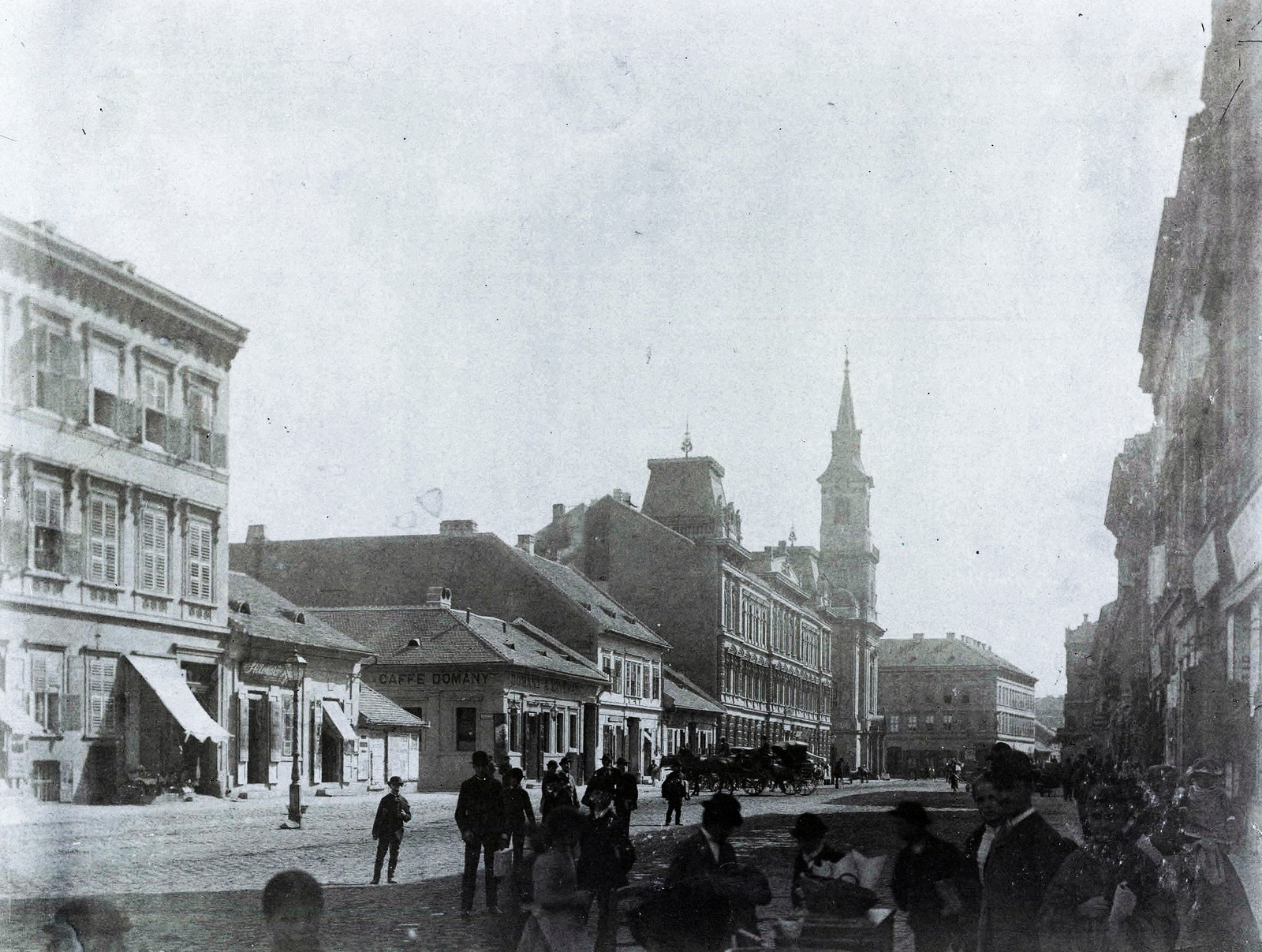 Hungary, Budapest VI., Nagymező utca az Andrássy út (Kőmíves utca) felől a Király utca felé nézve, szemben a Terézvárosi templom. A felvétel 1873 körül készült. A kép forrását kérjük így adja meg: Fortepan / Budapest Főváros Levéltára. Levéltári jelzet: HU.BFL.XV.19.d.1.05.149, 1900, Budapest Főváros Levéltára / Klösz György fényképei, Klösz György, Budapest, Fortepan #82204