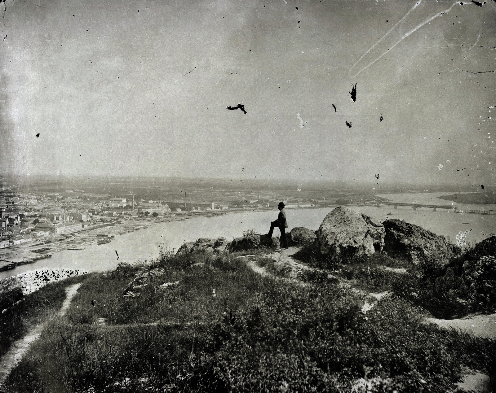 Hungary, Budapest XI., Kilátás a Gellérthegyről Pest és az épülő Összekötő vasúti híd felé. A felvétel 1876 körül készült. A kép forrását kérjük így adja meg: Fortepan / Budapest Főváros Levéltára. Levéltári jelzet: HU.BFL.XV.19.d.1.05.152, 1900, Budapest Főváros Levéltára / Klösz György fényképei, Klösz György, picture, railway bridge, Budapest, bird, rock, man, Best of, Fortepan #82207