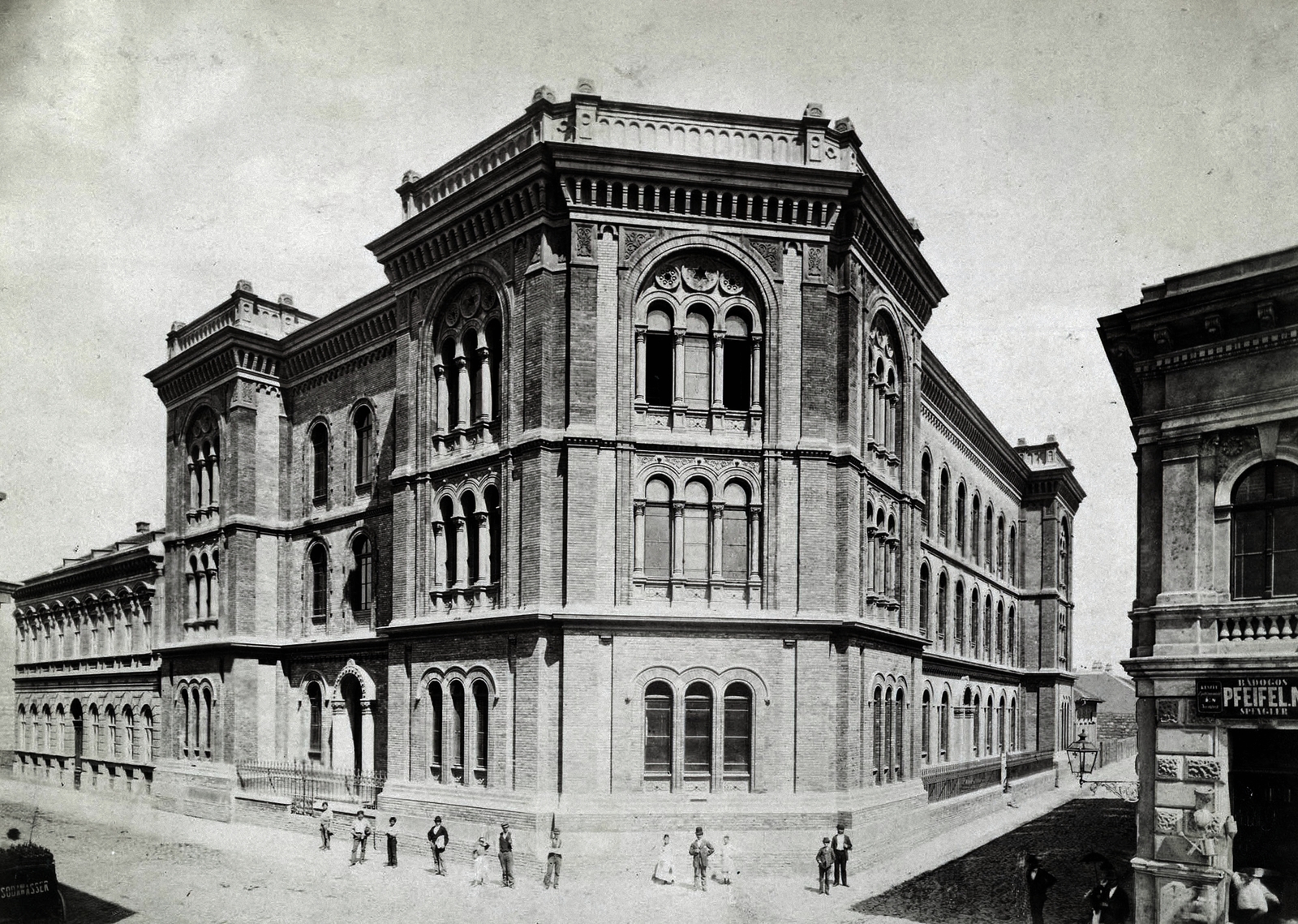 Hungary, Budapest VIII., Gutenberg (Főherceg Sándor) tér, szemben a Somogyi Béla (Rökk Szilárd) utca - Scheiber Sándor (Bérkocsis) utca sarkán az Országos Rabbiképző – Zsidó Egyetem épülete. A felvétel 1890 körül készült. A kép forrását kérjük így adja meg: Fortepan / Budapest Főváros Levéltára. Levéltári jelzet: HU.BFL.XV.19.d.1.05.161, 1900, Budapest Főváros Levéltára / Klösz György fényképei, Klösz György, Budapest, Ferenc Kolbenheyer-design, tinsmith, cornerhouse, Fortepan #82216