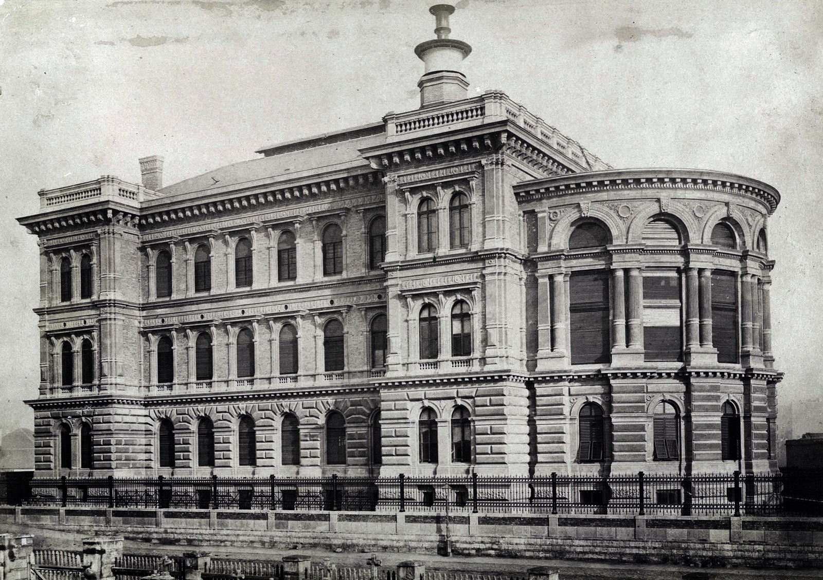 Hungary, Budapest VIII., Üllői út - Mária utca sarok, Budapesti Tudományegyetem I. sz. Sebészeti Klinika (később Semmelweis Egyetem Bőrgyógyászati Klinika). A felvétel 1877-1880 között készült. A kép forrását kérjük így adja meg: Fortepan / Budapest Főváros Levéltára. Levéltári jelzet: HU.BFL.XV.19.d.1.05.163, 1900, Budapest Főváros Levéltára / Klösz György fényképei, Klösz György, Budapest, Ferenc Kolbenheyer-design, Fortepan #82218