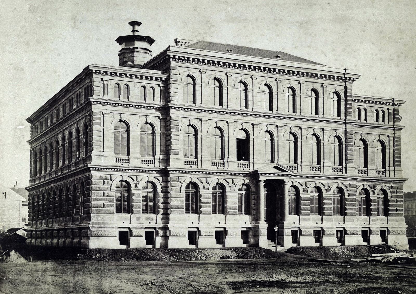 Hungary, Budapest VIII., Üllői út 26. Budapesti Tudományegyetem I. sz. Kórbonctani Intézet (később Semmelweis Egyetem I. sz. Patológiai és Kísérleti Rákkutató Intézet). A felvétel 1878 körül készült. A kép forrását kérjük így adja meg: Fortepan / Budapest Főváros Levéltára. Levéltári jelzet: HU.BFL.XV.19.d.1.05.166, 1900, Budapest Főváros Levéltára / Klösz György fényképei, Klösz György, Budapest, Fortepan #82221