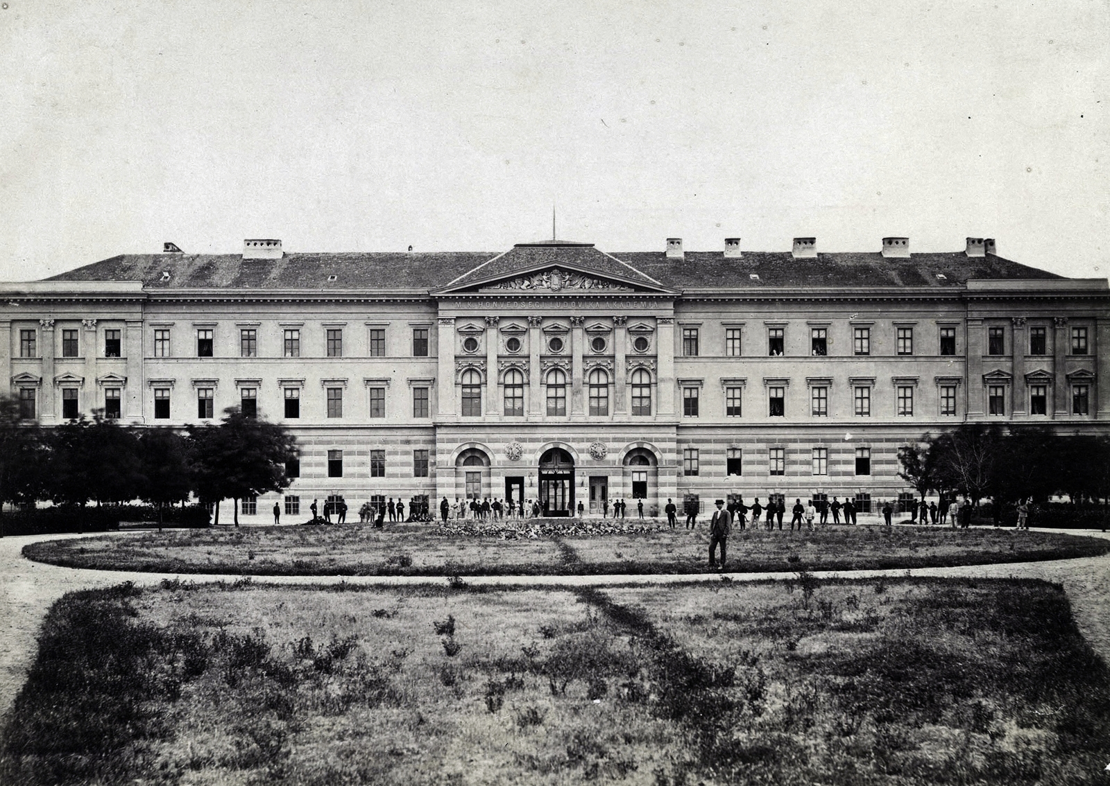 Hungary, Budapest VIII., A Magyar Királyi Honvéd Ludovika Akadémia épülete. A felvétel 1880-1890 között készült. A kép forrását kérjük így adja meg: Fortepan / Budapest Főváros Levéltára. Levéltári jelzet: HU.BFL.XV.19.d.1.05.170, 1900, Budapest Főváros Levéltára / Klösz György fényképei, Klösz György, Mihály Pollack-design, Budapest, Fortepan #82225