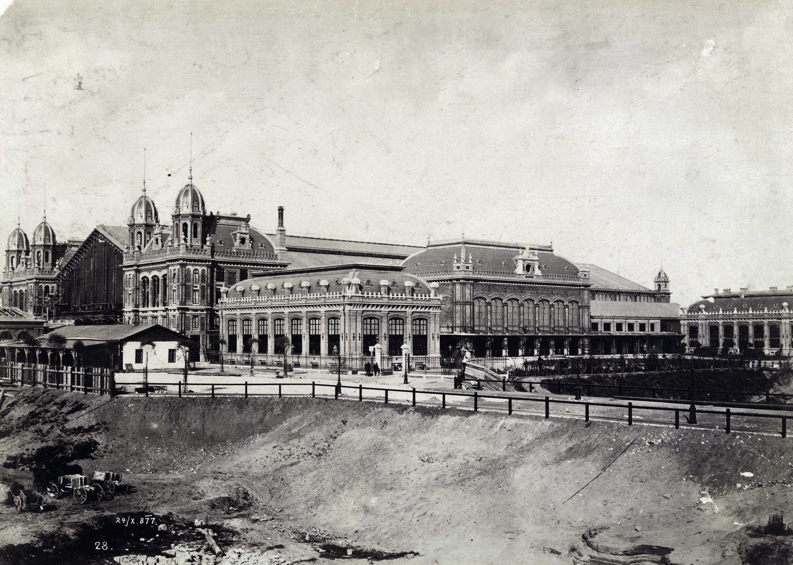 Hungary, Budapest VI., a Teréz körút kiépítése és a befejezés előtt álló Nyugati pályaudvar. A kép 1877-ben készült. A kép forrását kérjük így adja meg: Fortepan / Budapest Főváros Levéltára. Levéltári jelzet: HU.BFL.XV.19.d.1.05.201, 1900, Budapest Főváros Levéltára / Klösz György fényképei, Klösz György, train station, Budapest, Gustave Eiffel-design, Best of, Fortepan #82256