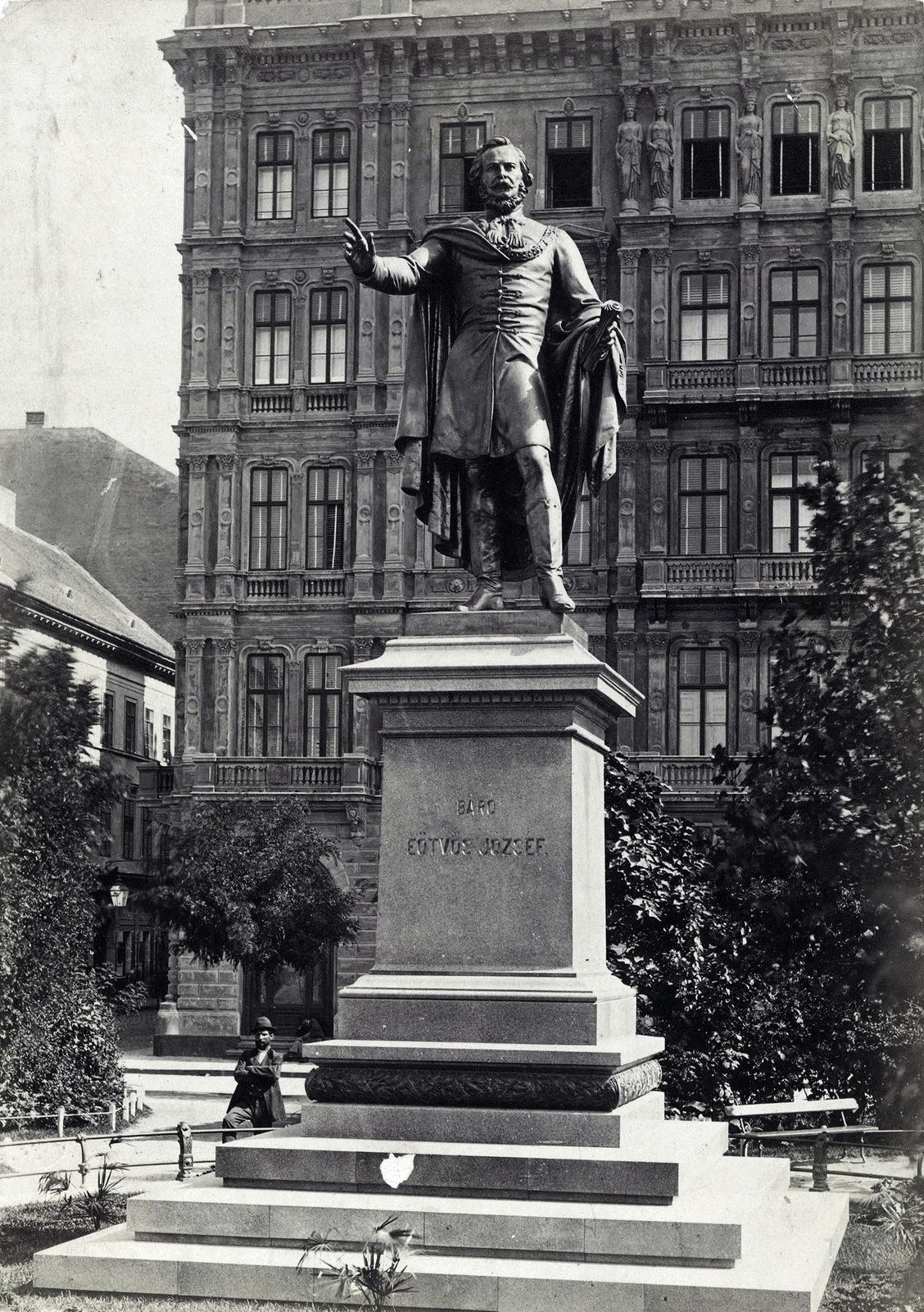 Hungary, Budapest V., Eötvös tér, Eötvös József szobra (Huszár Adolf 1879.), mögötte a Stein-ház. A felvétel 1880-1890 között készült. A kép forrását kérjük így adja meg: Fortepan / Budapest Főváros Levéltára. Levéltári jelzet: HU.BFL.XV.19.d.1.05.204, 1900, Budapest Főváros Levéltára / Klösz György fényképei, Klösz György, Budapest, Fortepan #82259