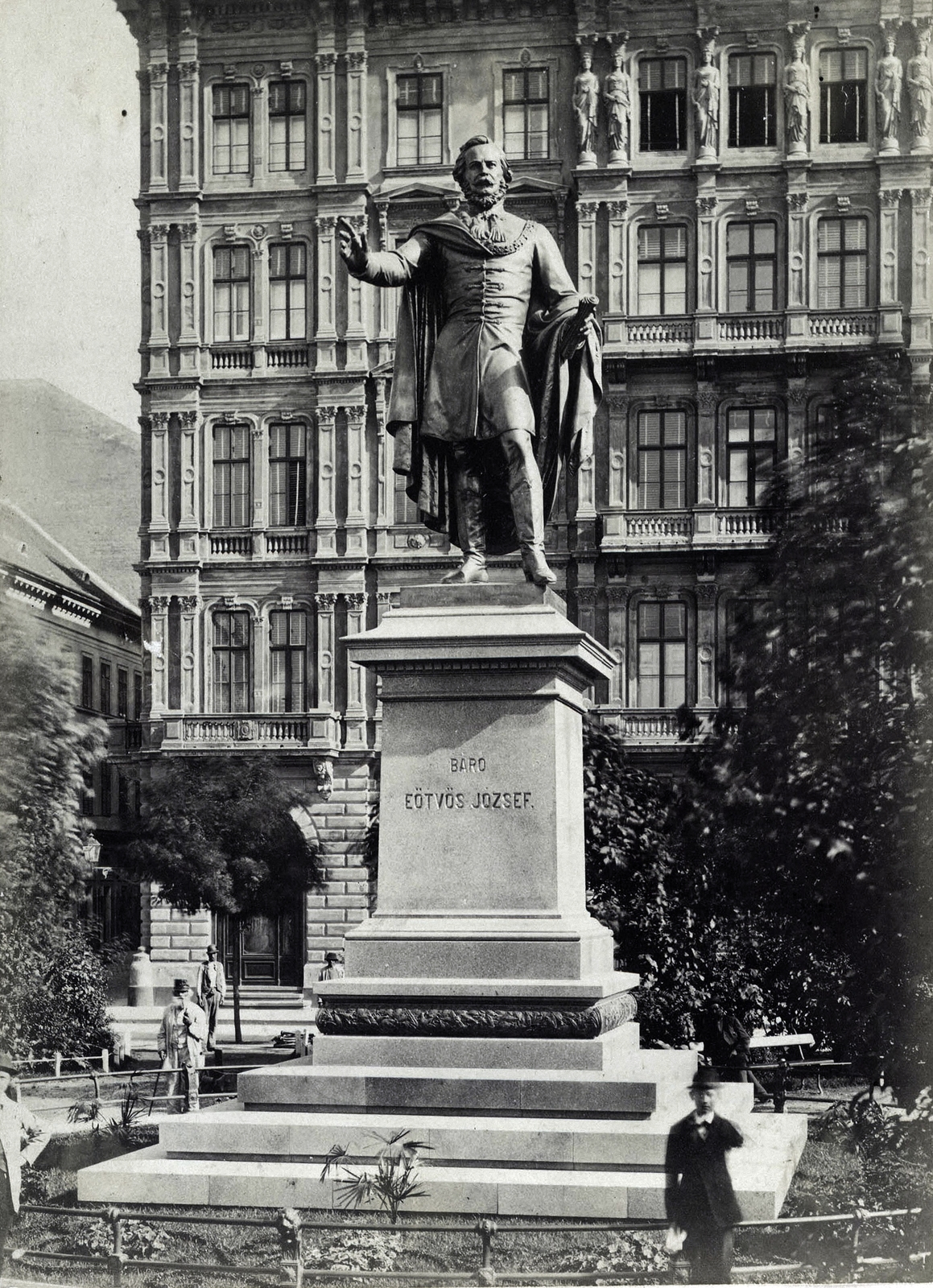 Hungary, Budapest V., Eötvös tér, Eötvös József szobra (Huszár Adolf 1879.), mögötte a Stein-ház. A felvétel 1880-1890 között készült. A kép forrását kérjük így adja meg: Fortepan / Budapest Főváros Levéltára. Levéltári jelzet: HU.BFL.XV.19.d.1.05.206, 1900, Budapest Főváros Levéltára / Klösz György fényképei, Klösz György, Budapest, Fortepan #82261