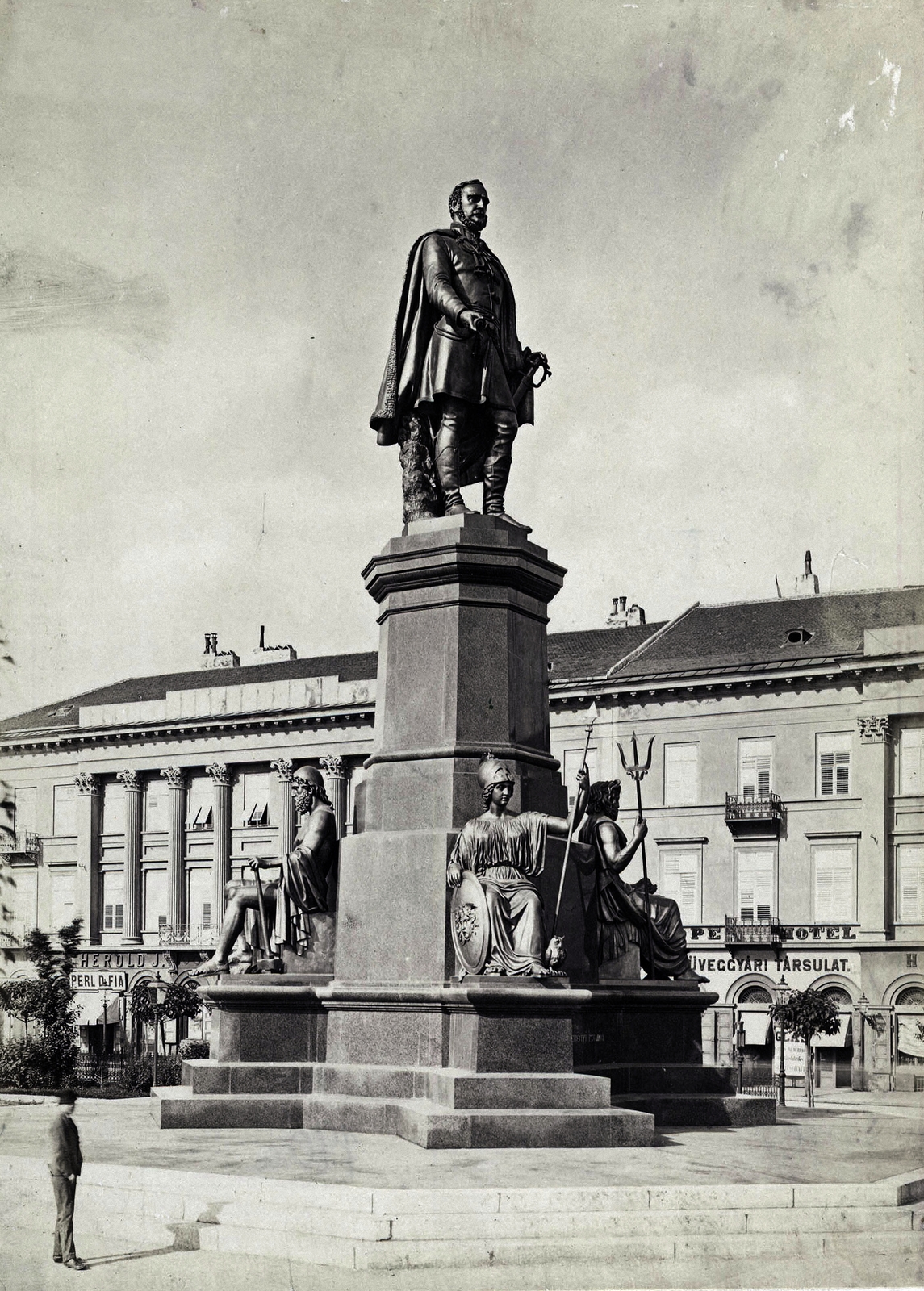 Magyarország, Budapest V., Széchenyi István (Ferenc József) tér, Széchenyi István szobra (Engel József, 1880.), háttérben az Európa szálló épülete. A felvétel 1880 körül készült. A kép forrását kérjük így adja meg: Fortepan / Budapest Főváros Levéltára. Levéltári jelzet: HU.BFL.XV.19.d.1.06.002, 1900, Budapest Főváros Levéltára / Klösz György fényképei, Klösz György, szobor, emlékmű, Budapest, Széchenyi István-ábrázolás, Fortepan #82263