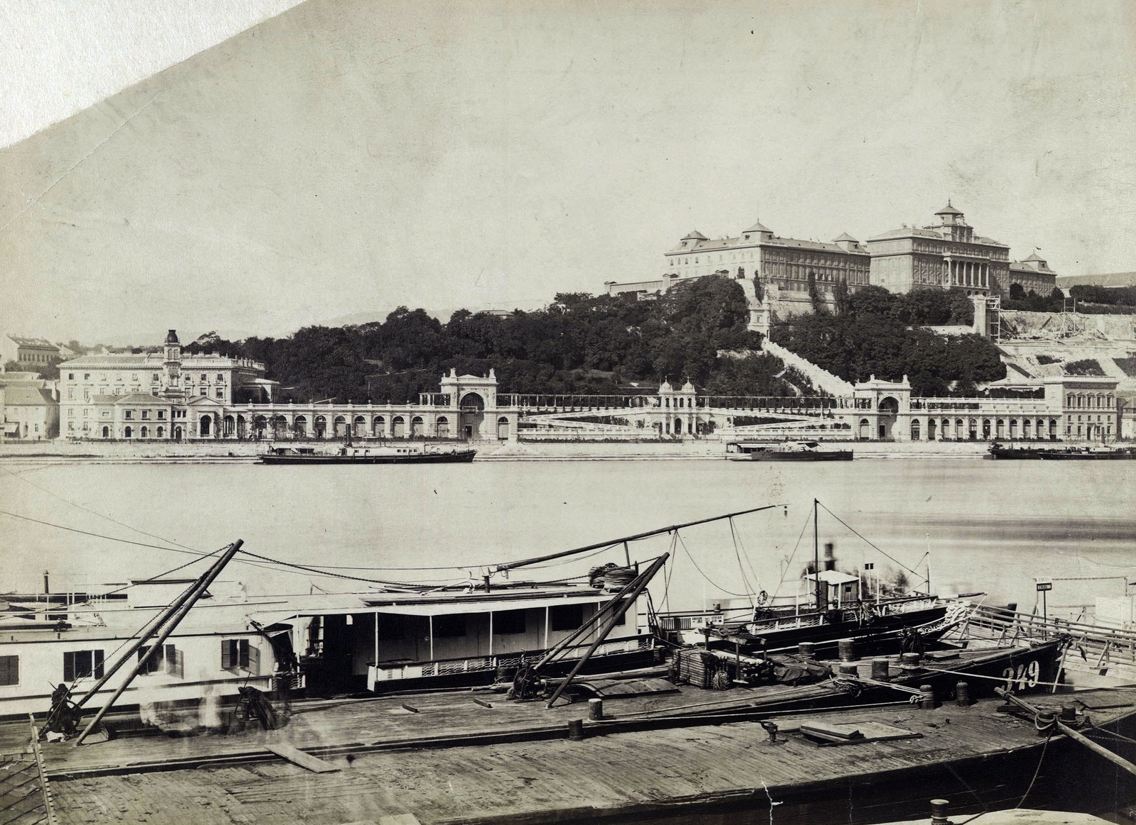 Hungary, Budapest V.,Budapest I., a Várkert Bazár és a Királyi Palota (később Budavári Palota) a pesti alsó rakpartról nézve. A felvétel 1880 körül készült. A kép forrását kérjük így adja meg: Fortepan / Budapest Főváros Levéltára. Levéltári jelzet: HU.BFL.XV.19.d.1.06.004, 1900, Budapest Főváros Levéltára / Klösz György fényképei, Klösz György, Budapest, Fortepan #82265
