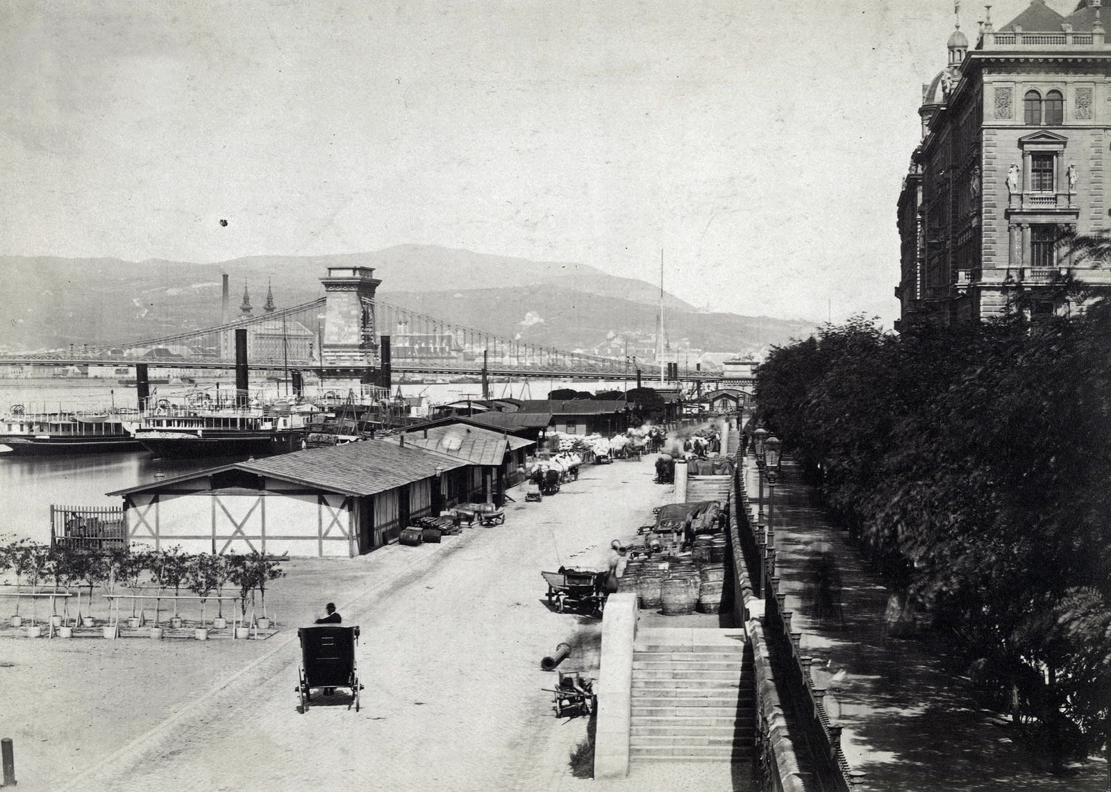 Hungary, Budapest V., pesti alsó rakpart a Vigadó térnél, háttérben a Széchenyi Lánchíd. A felvétel 1880-1890 között készült. A kép forrását kérjük így adja meg: Fortepan / Budapest Főváros Levéltára. Levéltári jelzet: HU.BFL.XV.19.d.1.06.006, 1900, Budapest Főváros Levéltára / Klösz György fényképei, Klösz György, Budapest, suspension bridge, William Tierney Clark-design, Fortepan #82267