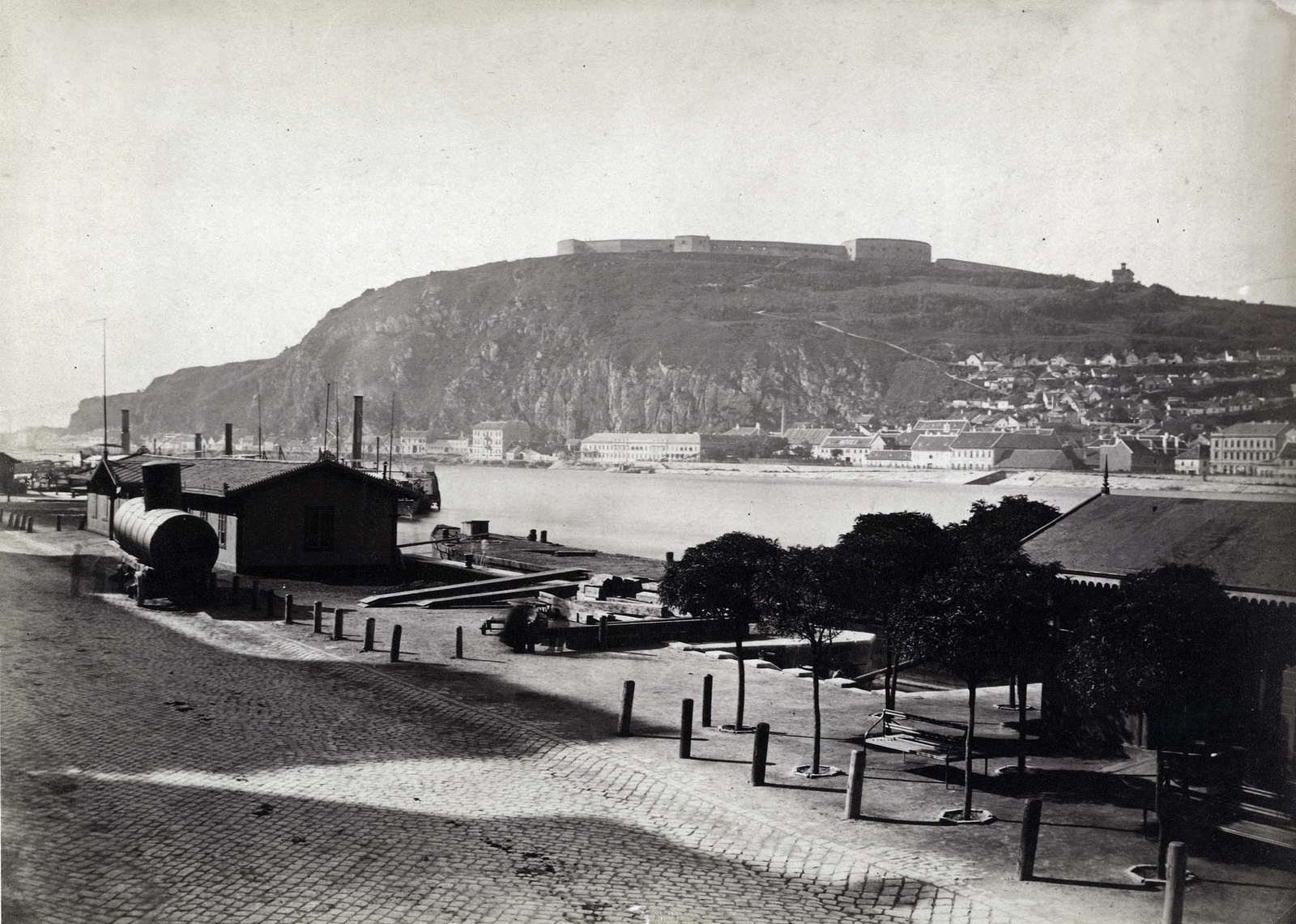 Hungary, Budapest V., pesti alsó rakpart, háttérben a Gellért-hegy. A felvétel 1880 előtt készült. A kép forrását kérjük így adja meg: Fortepan / Budapest Főváros Levéltára. Levéltári jelzet: HU.BFL.XV.19.d.1.06.009, 1900, Budapest Főváros Levéltára / Klösz György fényképei, Klösz György, wharf, Budapest, Fortepan #82270