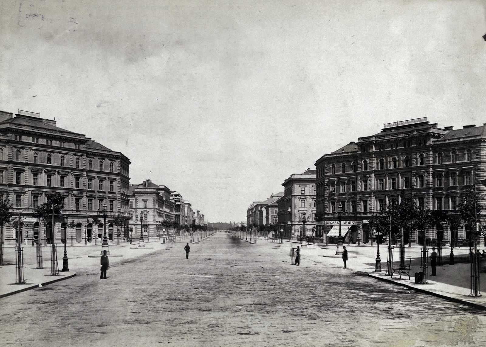 Magyarország, Budapest VI., Andrássy (Sugár) út az Oktogonnál, a Városliget felé nézve. A felvétel 1880 körül készült. A kép forrását kérjük így adja meg: Fortepan / Budapest Főváros Levéltára. Levéltári jelzet: HU.BFL.XV.19.d.1.06.020, 1900, Budapest Főváros Levéltára / Klösz György fényképei, Klösz György, Budapest, árnyékoló, fasor, Best of, Fortepan #82281