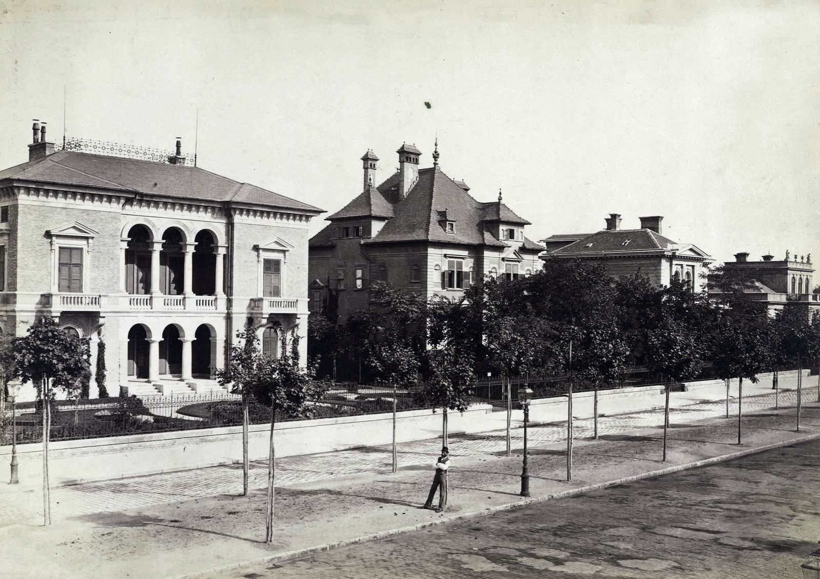 Magyarország, Budapest VI., Andrássy (Sugár) út a Bajza utca irányából a Munkácsy Mihály utca felé nézve, balra a 104. számú épület az Erdődy-villa (Sugár út 120.), szemben az Andrássy út 106. (Sugár út 122.) Hieronymi-villa és az Andrássy út 108. (Sugár 124.) Szily-villa, jobbra az Andrássy út 110. (Sugár út 126.) Rausch-villa. A felvétel 1882 körül készült. A kép forrását kérjük így adja meg: Fortepan / Budapest Főváros Levéltára. Levéltári jelzet: HU.BFL.XV.19.d.1.06.022, 1900, Budapest Főváros Levéltára / Klösz György fényképei, Klösz György, Budapest, Fortepan #82283