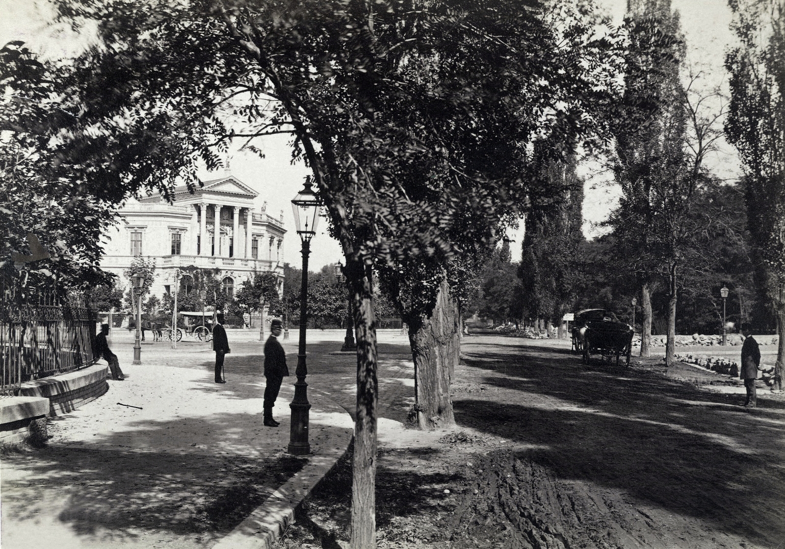 Magyarország, Budapest VI., Dózsa György (Aréna) út, jobbra a későbbi Hősök tere területe, balra az Andrássy út torkolata az Edelsheim-Gyulai villával (a mai 132. szám, a háború előtt lebontották). A felvétel 1880-1890 között készült. A kép forrását kérjük így adja meg: Fortepan / Budapest Főváros Levéltára. Levéltári jelzet: HU.BFL.XV.19.d.1.06.023, 1900, Budapest Főváros Levéltára / Klösz György fényképei, Klösz György, Budapest, Fortepan #82284