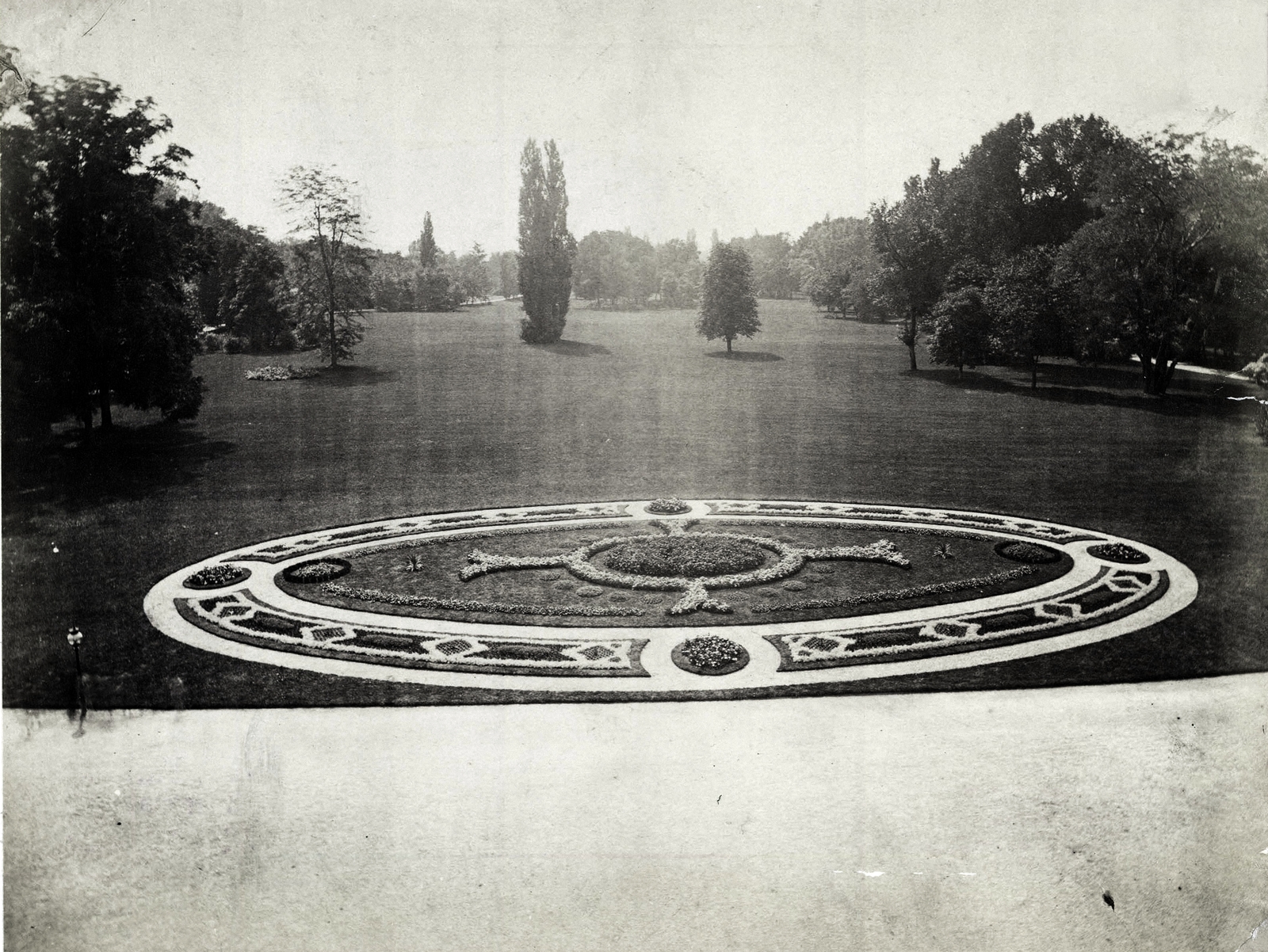 Hungary, Margit Islands, Budapest, díszes parkrészlet a Margit-fürdő előtt. A felvétel 1880-1890 között készült. A kép forrását kérjük így adja meg: Fortepan / Budapest Főváros Levéltára. Levéltári jelzet: HU.BFL.XV.19.d.1.06.033, 1900, Budapest Főváros Levéltára / Klösz György fényképei, Klösz György, parterre, Fortepan #82294