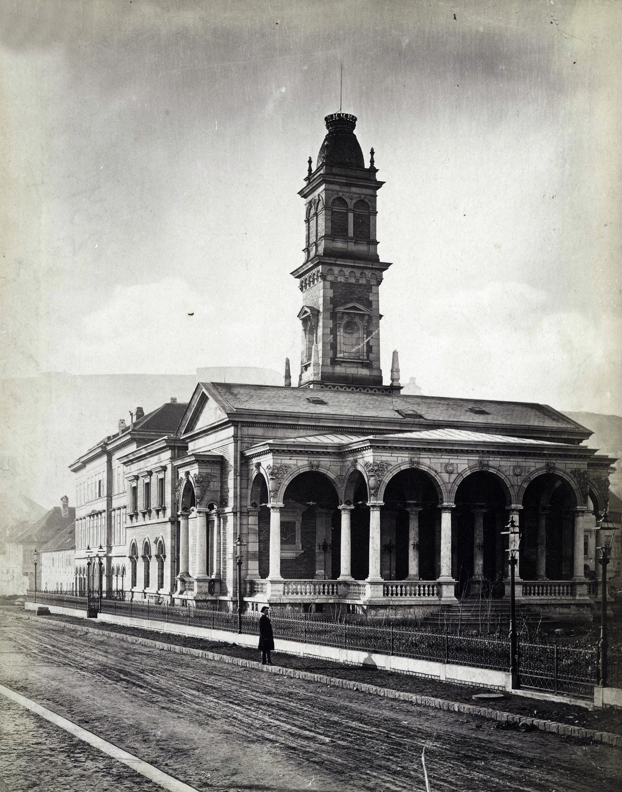 Magyarország, Budapest I., Ybl Miklós tér, Várkert Kioszk (Ybl Miklós, 1883). A felvétel 1883 körül készült. A kép forrását kérjük így adja meg: Fortepan / Budapest Főváros Levéltára. Levéltári jelzet: HU.BFL.XV.19.d.1.06.041, 1900, Budapest Főváros Levéltára / Klösz György fényképei, Klösz György, Ybl Miklós-terv, Budapest, Fortepan #82302