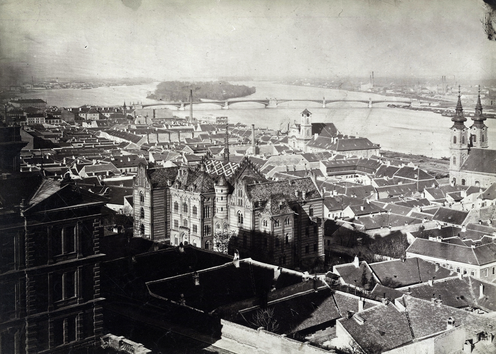 Magyarország, budai Vár, Budapest I., kilátás a Halászbástyáról a Vízivárosra a Margitsziget felé nézve. A felvétel 1876 körül készült. A kép forrását kérjük így adja meg: Fortepan / Budapest Főváros Levéltára. Levéltári jelzet: HU.BFL.XV.19.d.1.06.042, 1900, Budapest Főváros Levéltára / Klösz György fényképei, Klösz György, Budapest, híd, Duna, felülnézet, templom, háztető, sziget, Best of, Fortepan #82303
