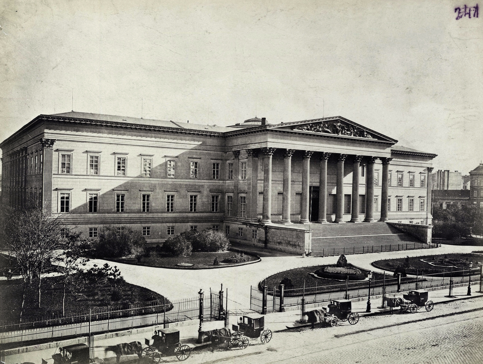 Hungary, Budapest VIII., Magyar Nemzeti Múzeum. A felvétel 1880-1890 között készült. A kép forrását kérjük így adja meg: Fortepan / Budapest Főváros Levéltára. Levéltári jelzet: HU.BFL.XV.19.d.1.06.048, 1900, Budapest Főváros Levéltára / Klösz György fényképei, Klösz György, museum, Mihály Pollack-design, Classicism, rails, cab-horse, Budapest, Fortepan #82309