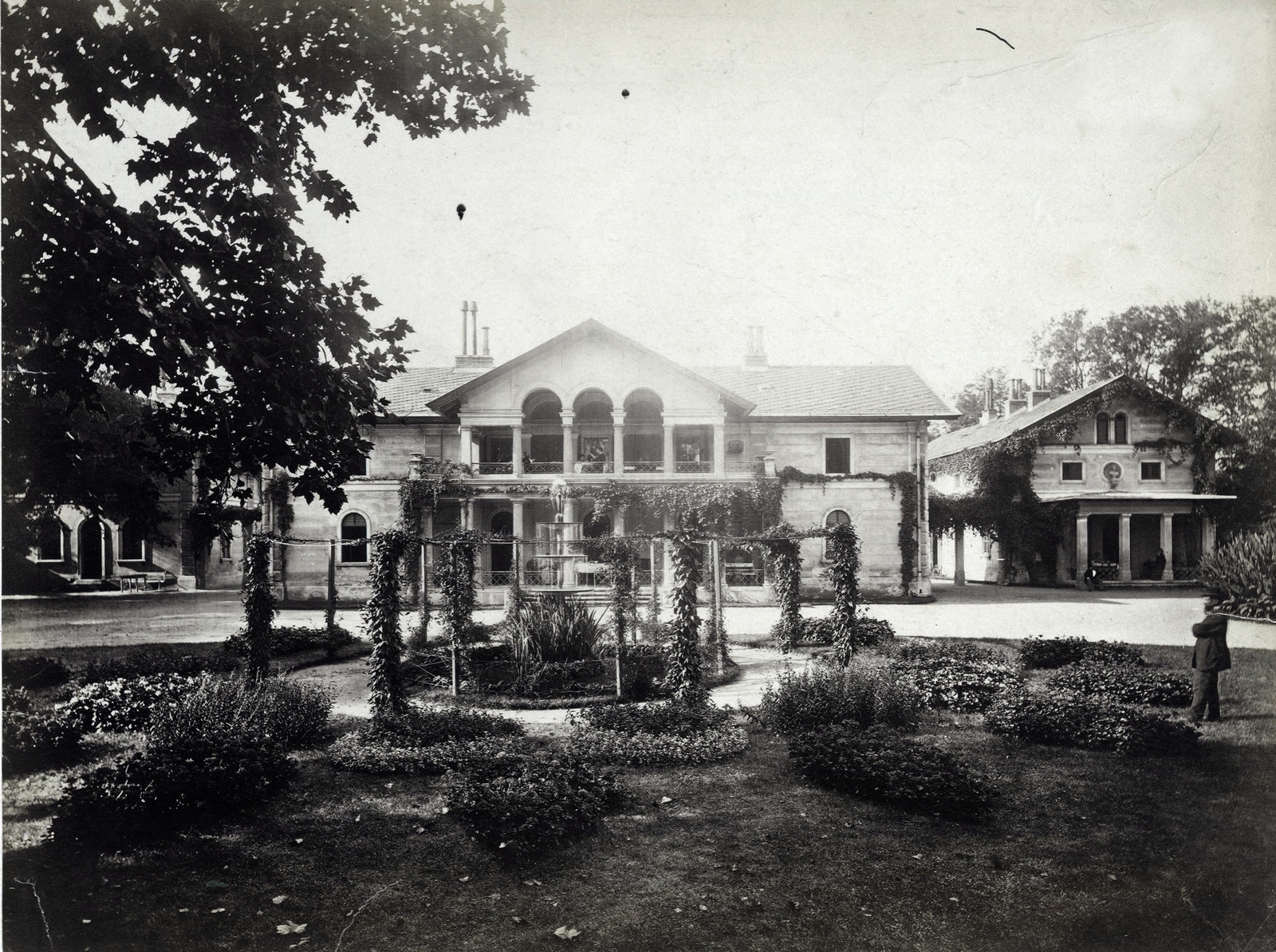 Hungary, Margit Islands, Budapest, nyári lak az Alsószigeti Nagyvendéglő mellett. A felvétel az 1880-as években készült. A kép forrását kérjük így adja meg: Fortepan / Budapest Főváros Levéltára. Levéltári jelzet: HU.BFL.XV.19.d.1.06.049, 1900, Budapest Főváros Levéltára / Klösz György fényképei, Klösz György, hospitality, Miklós Ybl-design, Fortepan #82310