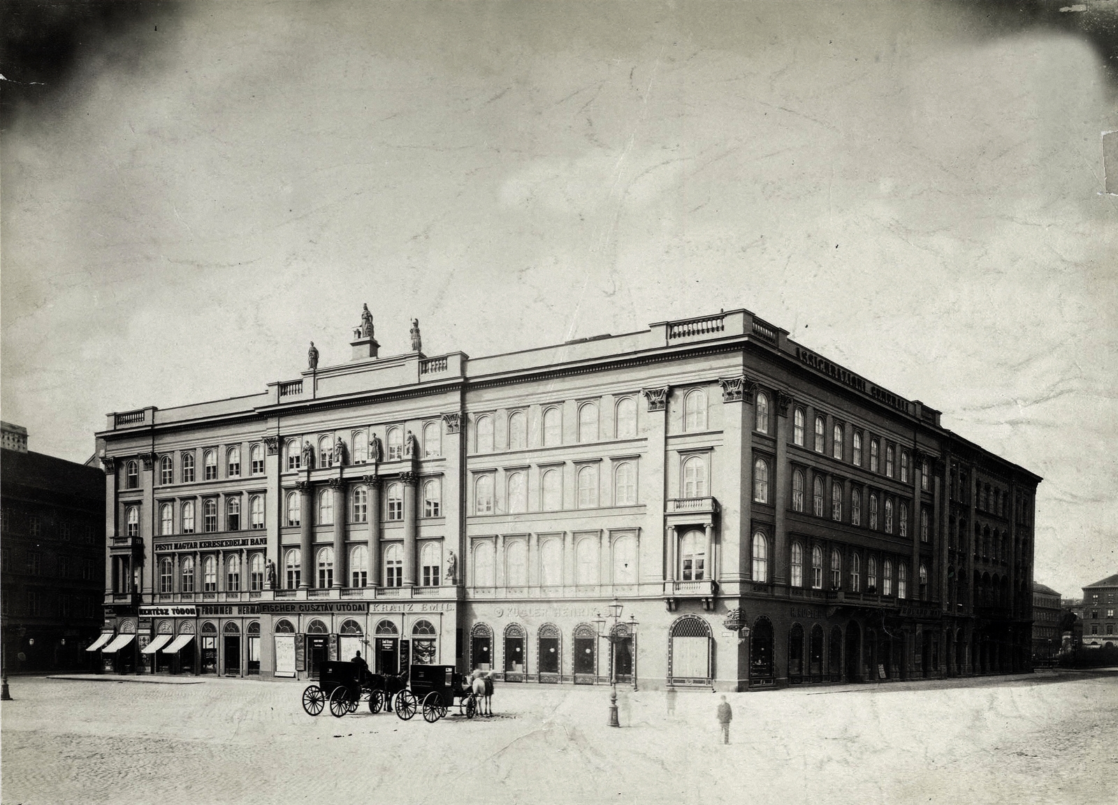Hungary, Budapest V., Vörösmarty (Gizella) tér, a Pesti Magyar Kereskedelmi Bank székháza (Gerbeaud-ház). A felvétel 1880-1890 között készült. A kép forrását kérjük így adja meg: Fortepan / Budapest Főváros Levéltára. Levéltári jelzet: HU.BFL.XV.19.d.1.06.051, 1900, Budapest Főváros Levéltára / Klösz György fényképei, Klösz György, sign-board, carriage, pastry shop, store display, József Hild-design, Budapest, Tódor Kertész, Emil Kranz edging shop, Fortepan #82312