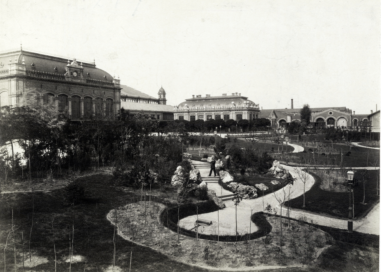 Hungary, Budapest VI., Eiffel tér (ekkor névtelen), a Nyugati pályaudvar indulási oldala a Teréz körút felől nézve. A felvétel 1880-1890 között készült. A kép forrását kérjük így adja meg: Fortepan / Budapest Főváros Levéltára. Levéltári jelzet: HU.BFL.XV.19.d.1.06.055, 1900, Budapest Főváros Levéltára / Klösz György fényképei, Klösz György, train station, train station, Budapest, Gustave Eiffel-design, Fortepan #82316
