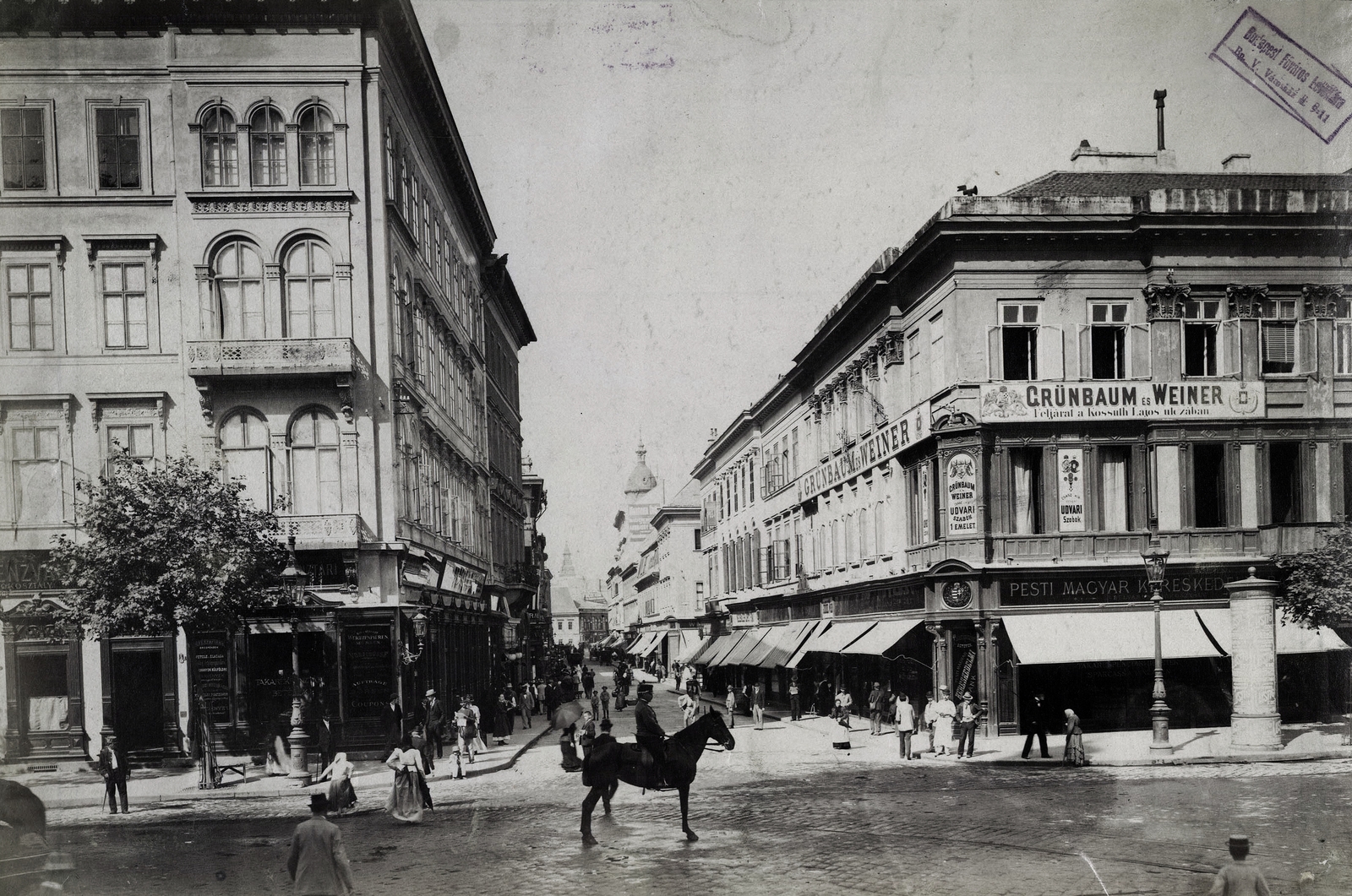 Hungary, Budapest V., Kossuth Lajos utca a Rákóczi (Kerepesi) út felől nézve. A felvétel 1894 körül készült. A kép forrását kérjük így adja meg: Fortepan / Budapest Főváros Levéltára. Levéltári jelzet: HU.BFL.XV.19.d.1.07.002, 1900, Budapest Főváros Levéltára / Klösz György fényképei, Klösz György, sign-board, candelabra, street view, ad pillar, lamp post, store display, crest, rider, tailors, Budapest, Weiner and Grünbaum, horse, Fortepan #82326