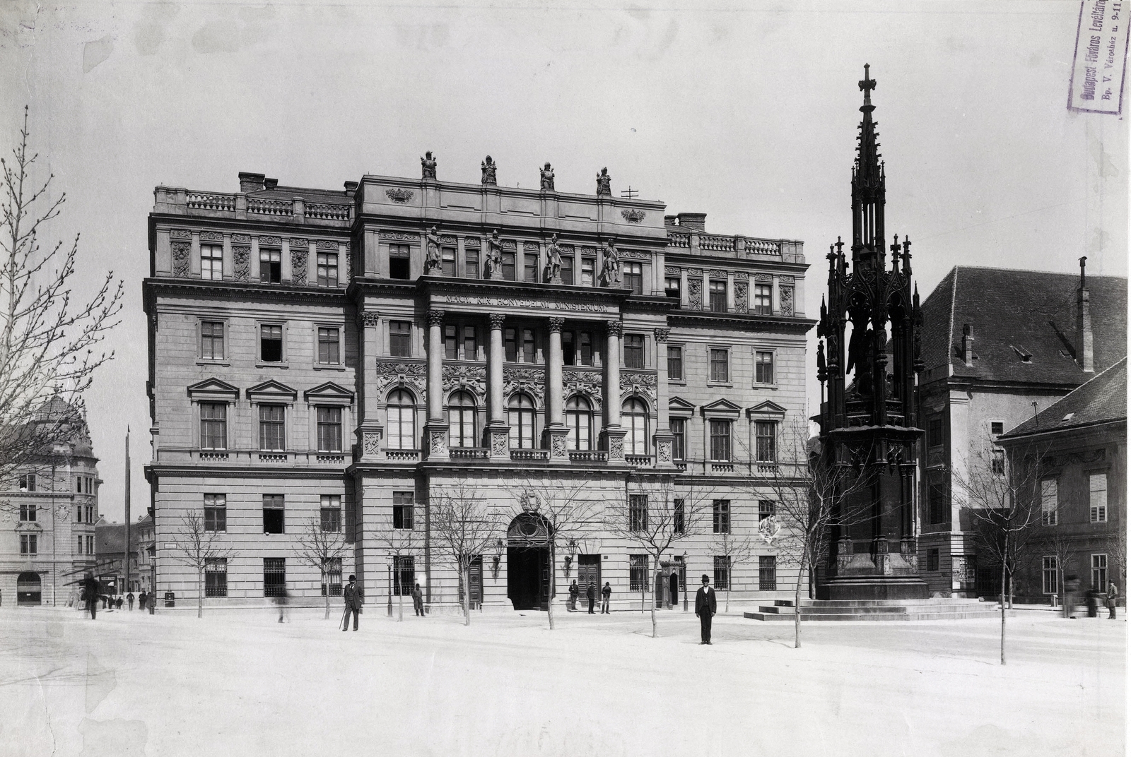 Magyarország, budai Vár, Budapest I., Szent György tér, Honvédelmi Minisztérium. A felvétel 1894 körül készült. A kép forrását kérjük így adja meg: Fortepan / Budapest Főváros Levéltára. Levéltári jelzet: HU.BFL.XV.19.d.1.07.006, 1900, Budapest Főváros Levéltára / Klösz György fényképei, Klösz György, emlékmű, honvédség, Budapest, eltűnt épület, épület, Fortepan #82330