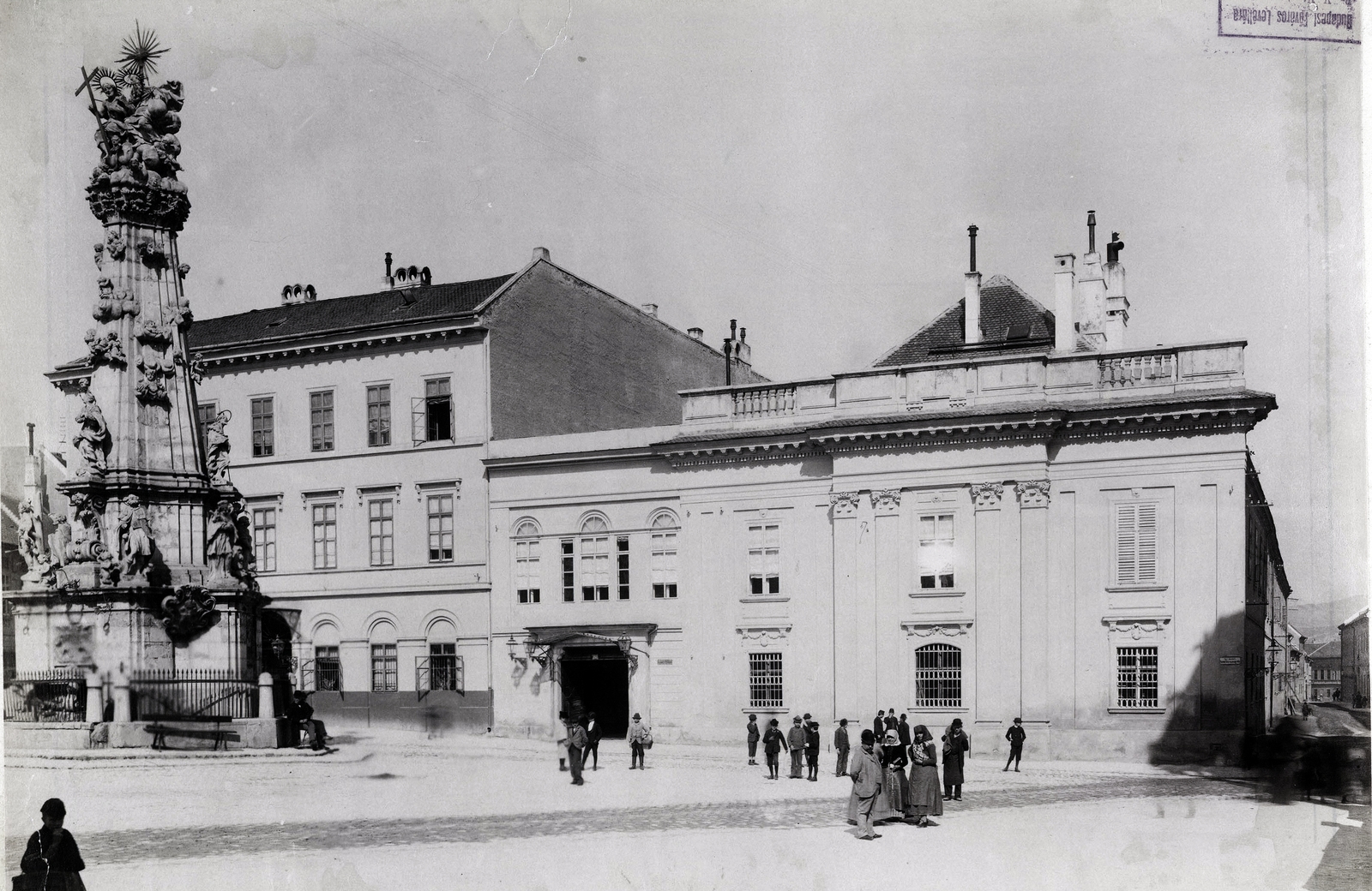 Magyarország, budai Vár, Budapest I., Szentháromság tér és a Szentháromság-szobor, jobbra a Hess András tér (Pázmány utca). A felvétel 1890 után készült. A kép forrását kérjük így adja meg: Fortepan / Budapest Főváros Levéltára. Levéltári jelzet: HU.BFL.XV.19.d.1.07.010, 1900, Budapest Főváros Levéltára / Klösz György fényképei, Klösz György, szentháromság szobor, Budapest, eltűnt, Fortepan #82334