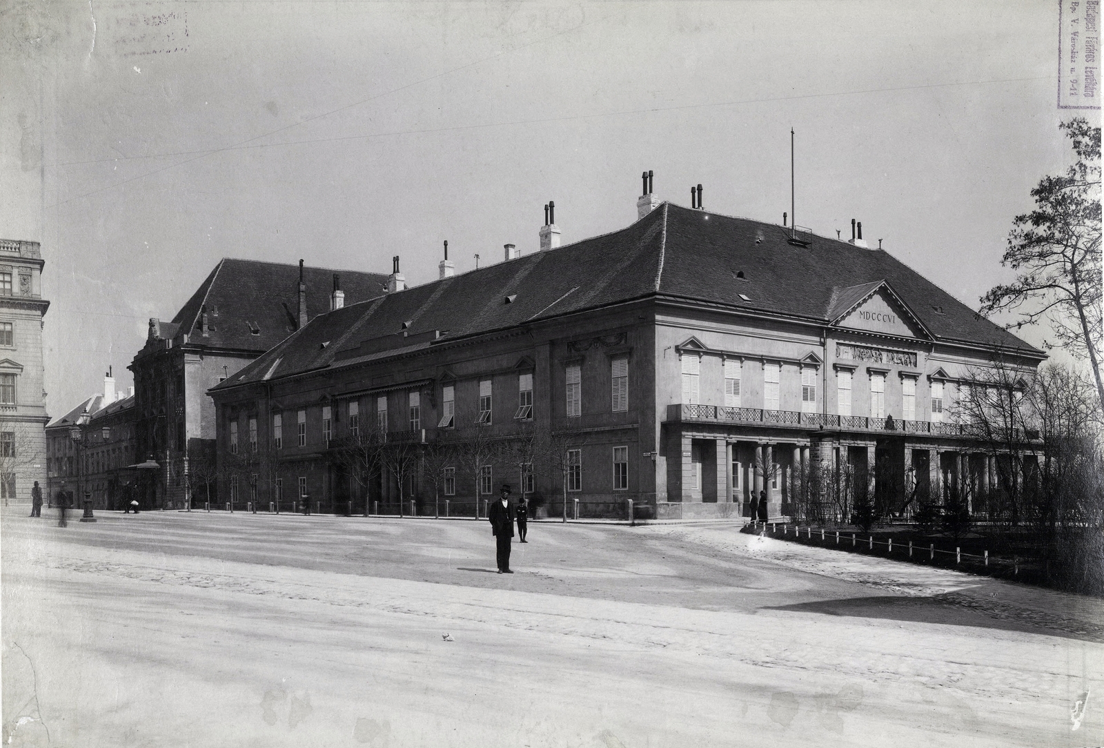 Hungary, Budapest I., Szent György tér, Sándor-palota, ekkor Miniszterelnöki palota. A felvétel 1894 körül készült. A kép forrását kérjük így adja meg: Fortepan / Budapest Főváros Levéltára. Levéltári jelzet: HU.BFL.XV.19.d.1.07.012, 1900, Budapest Főváros Levéltára / Klösz György fényképei, Klösz György, Mihály Pollack-design, Classicism, prime minister, Budapest, square, building, Fortepan #82336