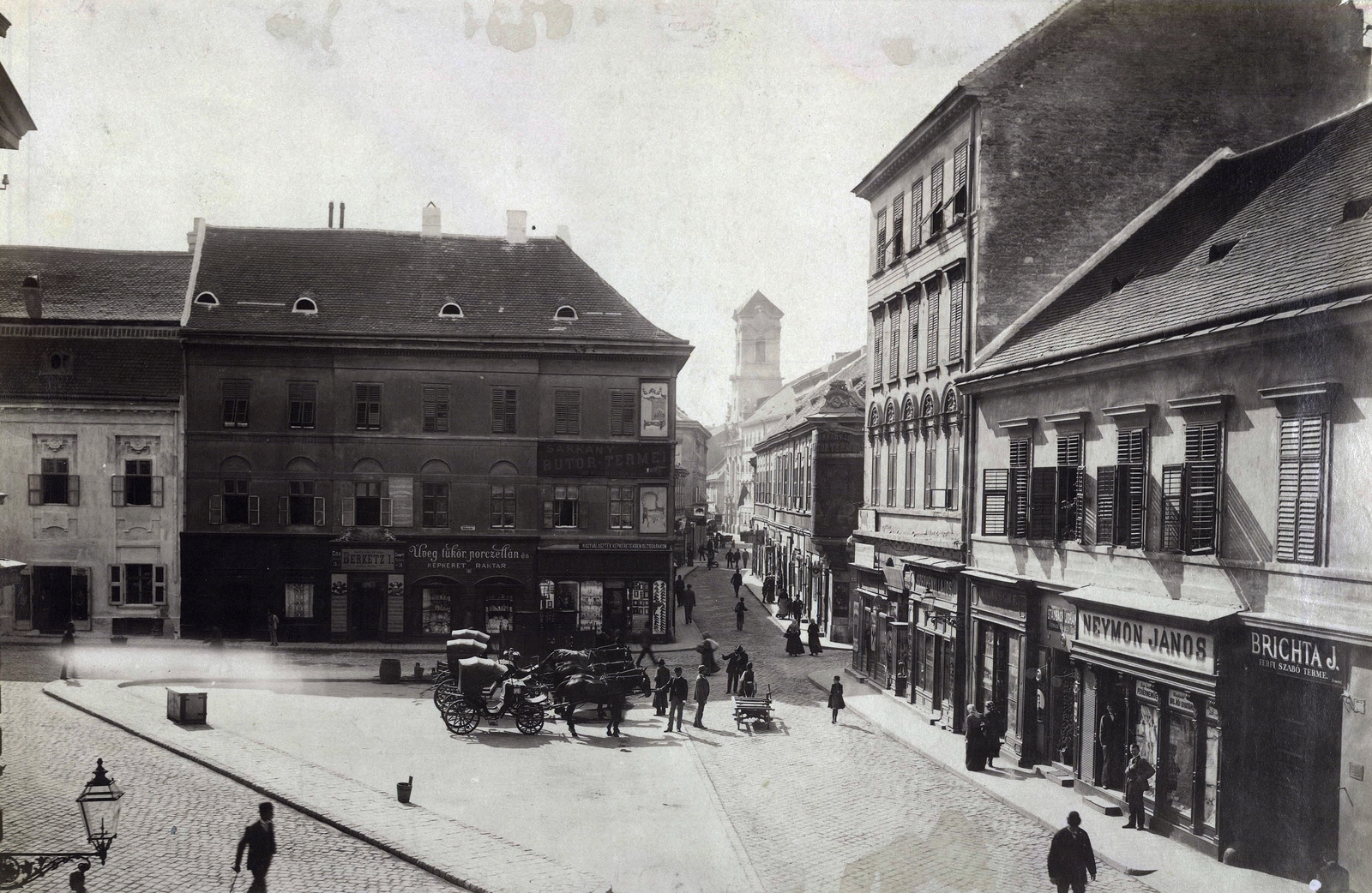 Magyarország, Budapest V., Váci utca a mai Március 15. tér felől dél felé nézve, háttérben az Angolkisasszonyok temploma, előtérben az ekkori Rózsa tér. A felvétel 1895. körül készült. A kép forrását kérjük így adja meg: Fortepan / Budapest Főváros Levéltára. Levéltári jelzet: HU.BFL.XV.19.d.1.07.017, 1900, Budapest Főváros Levéltára / Klösz György fényképei, Klösz György, templom, cégtábla, fehérnemű, üzletportál, fiáker, Budapest, selyemfestő, eltűnt épület, borbély, Fortepan #82341