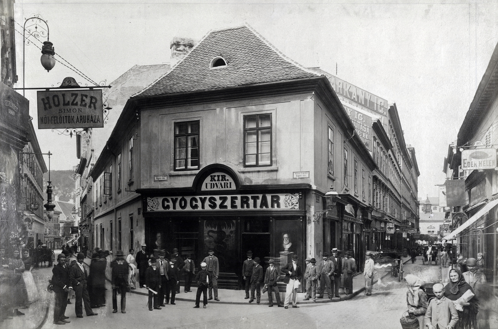 Magyarország, Budapest V., Ferenciek tere (Kígyó tér), balra a mára megszűnt Sebestyén utca, jobbra a Kígyó utca. A felvétel 1890. után készült. A kép forrását kérjük így adja meg: Fortepan / Budapest Főváros Levéltára. Levéltári jelzet: HU.BFL.XV.19.d.1.07.021, 1900, Budapest Főváros Levéltára / Klösz György fényképei, Klösz György, cégtábla, gyógyszertár, kalapos, Budapest, eltűnt épület, ékszerész, hangszerbolt, Éder Helén, Bartsch Gusztáv, sarokház, Fortepan #82345