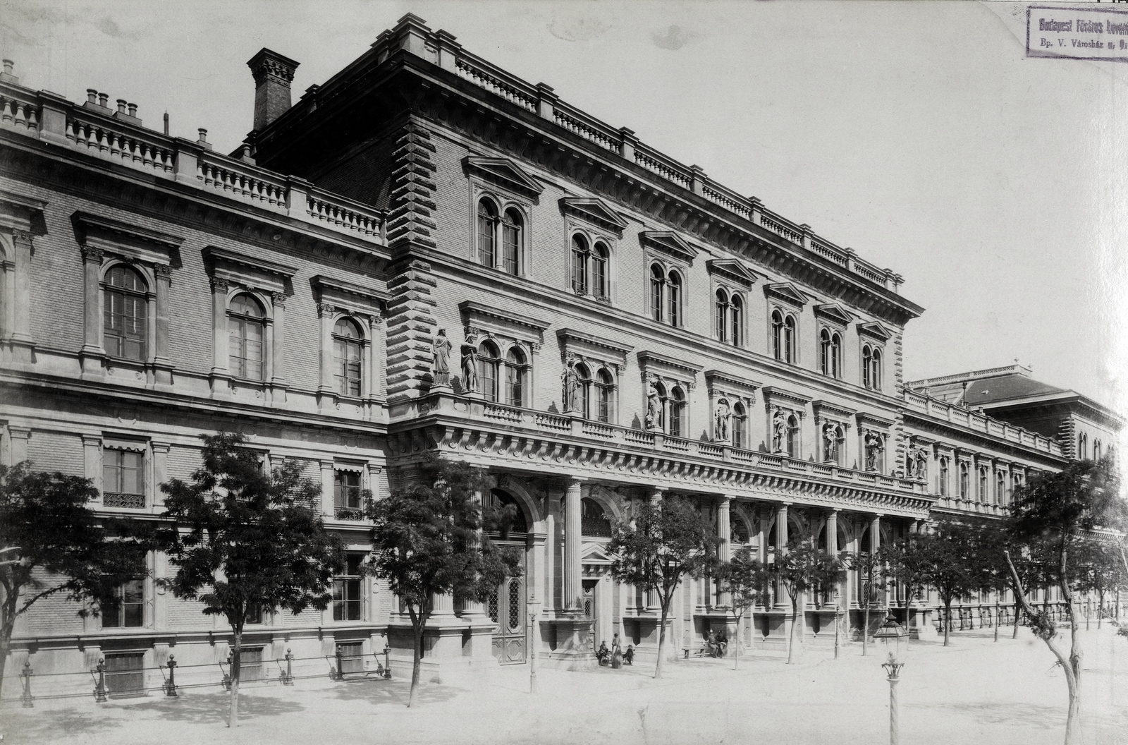 Hungary, Budapest IX., Fővám tér, a Fővámpalota (Ybl Miklós, 1874.) Duna felőli homlokzata (később Corvinus Egyetem). A felvétel az 1890 körül készült. A kép forrását kérjük így adja meg: Fortepan / Budapest Főváros Levéltára. Levéltári jelzet: HU.BFL.XV.19.d.1.07.028, 1900, Budapest Főváros Levéltára / Klösz György fényképei, Klösz György, Budapest, customs house, Fortepan #82352