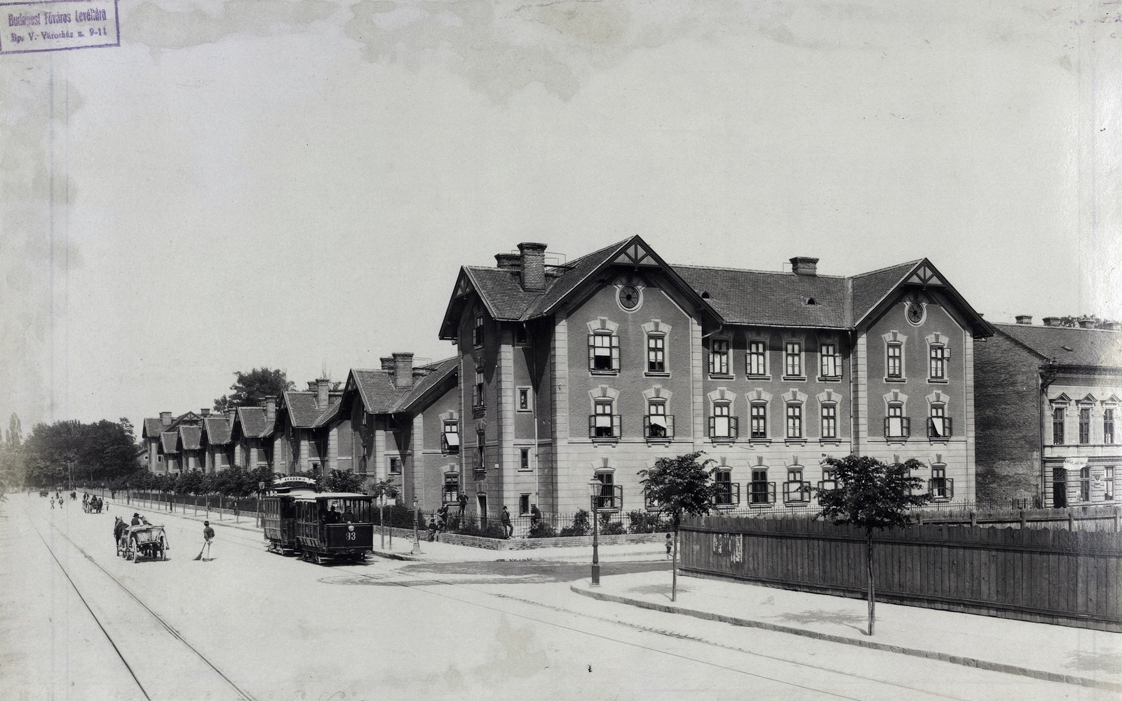 Magyarország, Budapest VI., Podmaniczky utca a Munkácsy Mihály (Epreskert) utca torkolatától a Dózsa György (Aréna) út felé nézve. MÁV tisztviselői és munkásházak. A felvétel 1890 után készült. A kép forrását kérjük így adja meg: Fortepan / Budapest Főváros Levéltára. Levéltári jelzet: HU.BFL.XV.19.d.1.07.030, 1900, Budapest Főváros Levéltára / Klösz György fényképei, Klösz György, villamos, fogat, Budapest, Best of, Fortepan #82354
