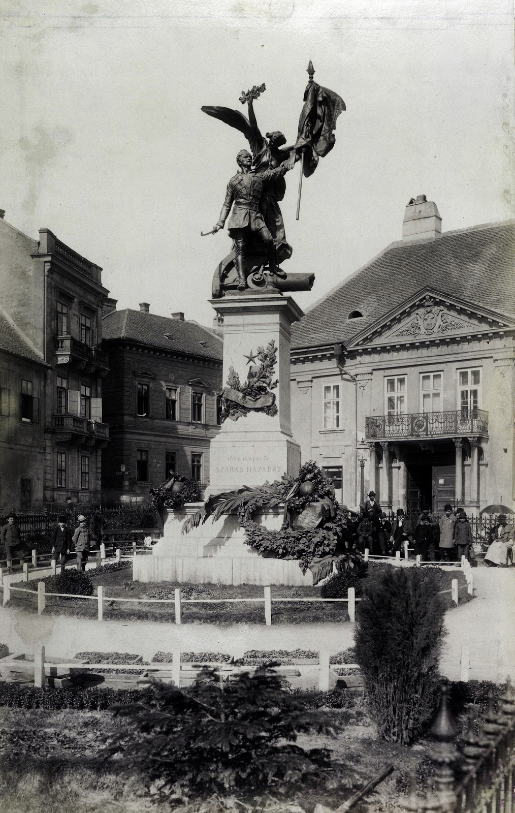 Magyarország, budai Vár, Budapest I., Dísz tér, Honvéd-szobor (Zala György, 1893.). A felvétel 1896 körül készült. A kép forrását kérjük így adja meg: Fortepan / Budapest Főváros Levéltára. Levéltári jelzet: HU.BFL.XV.19.d.1.07.031, 1900, Budapest Főváros Levéltára / Klösz György fényképei, Klösz György, szobor, emlékmű, Budapest, Zala György-terv, Fortepan #82355
