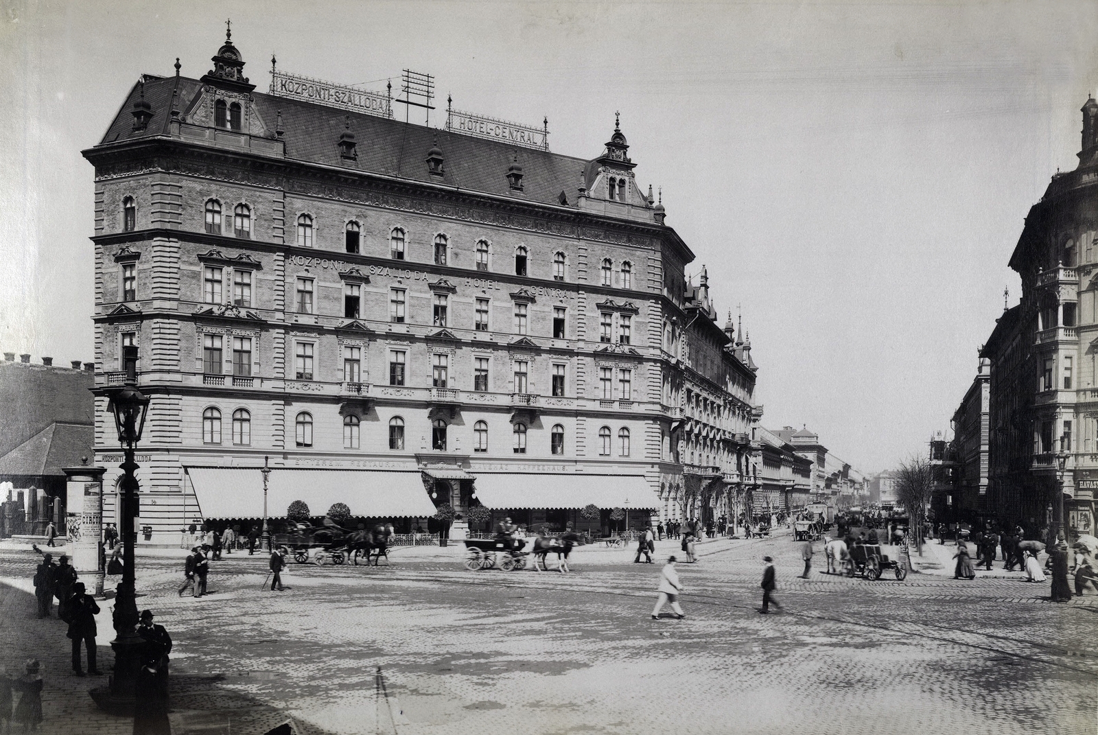Magyarország, Budapest VIII.,Budapest VII., Baross tér, a Központi Szálloda épülete. Balra a Rákóczi (Kerepesi) út torkolata, szemben a Rottenbiller utca. A felvétel 1896 körül készült. A kép forrását kérjük így adja meg: Fortepan / Budapest Főváros Levéltára. Levéltári jelzet: HU.BFL.XV.19.d.1.07.033, 1900, Budapest Főváros Levéltára / Klösz György fényképei, Klösz György, szekér, utcakép, hirdetőoszlop, Budapest, eltűnt, Best of, Fortepan #82357