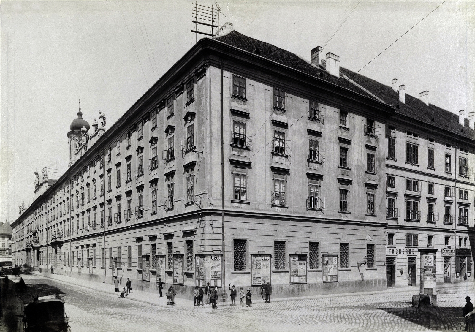 Hungary, Budapest V., Városház (Gránátos) utca - Gerlóczy (Rostély) utca sarok. Szemben a Károly laktanya (később Városháza). Jobbra a mai Kamermayer Károly tér. A felvétel 1894 körül készült. A kép forrását kérjük így adja meg: Fortepan / Budapest Főváros Levéltára. Levéltári jelzet: HU.BFL.XV.19.d.1.07.037, 1900, Budapest Főváros Levéltára / Klösz György fényképei, Klösz György, poster, ad pillar, barrack, Budapest, Fortepan #82361