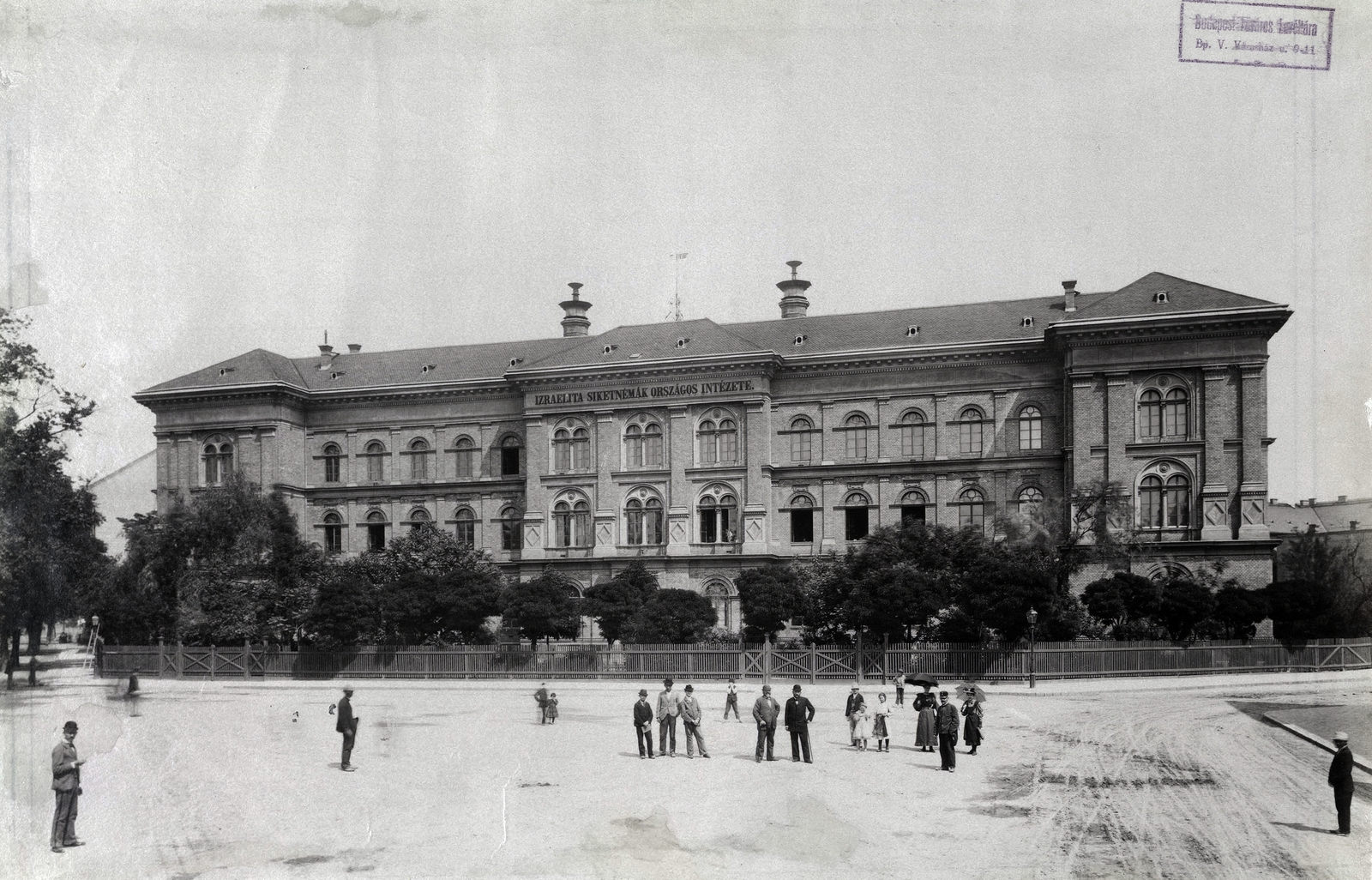 Hungary, Budapest VII., Bethlen Gábor tér 2., Izraelita Siketnémák Országos Intézete (később McDaniel College). A felvétel 1890. után készült. A kép forrását kérjük így adja meg: Fortepan / Budapest Főváros Levéltára. Levéltári jelzet: HU.BFL.XV.19.d.1.07.040, 1900, Budapest Főváros Levéltára / Klösz György fényképei, Klösz György, medical institution, Budapest, Fortepan #82364