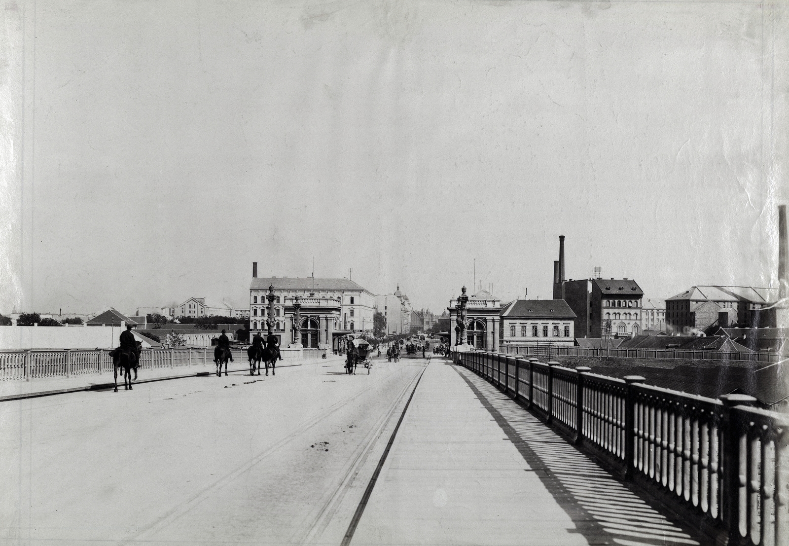 Magyarország, Budapest V.,Budapest XIII., Margit híd a pesti hídfő vámházai és a Szent István (Lipót) körút felé nézve. A felvétel 1894 körül készült. A kép forrását kérjük így adja meg: Fortepan / Budapest Főváros Levéltára. Levéltári jelzet: HU.BFL.XV.19.d.1.07.049, 1900, Budapest Főváros Levéltára / Klösz György fényképei, Klösz György, híd, forgalom, városkép, fogat, lovas, gőzmalom, Budapest, Fortepan #82373