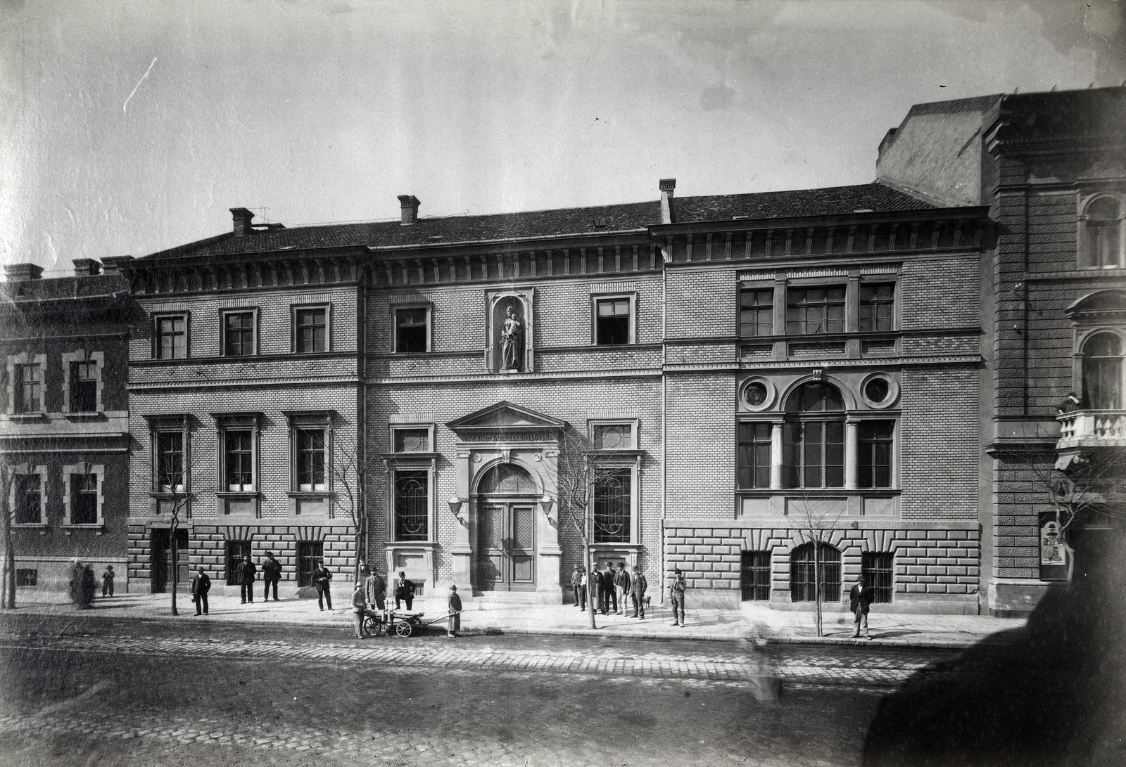 Hungary, Budapest VII., Rottenbiller utca 20-22., a Katolikus Legényegylet épülete (lebontották). A felvétel 1890 után készült. A kép forrását kérjük így adja meg: Fortepan / Budapest 
Főváros Levéltára. Levéltári jelzet: HU.BFL.XV.19.d.1.07.050, 1900, Budapest Főváros Levéltára / Klösz György fényképei, Klösz György, statue, Budapest, building statue, disappeared, Fortepan #82374